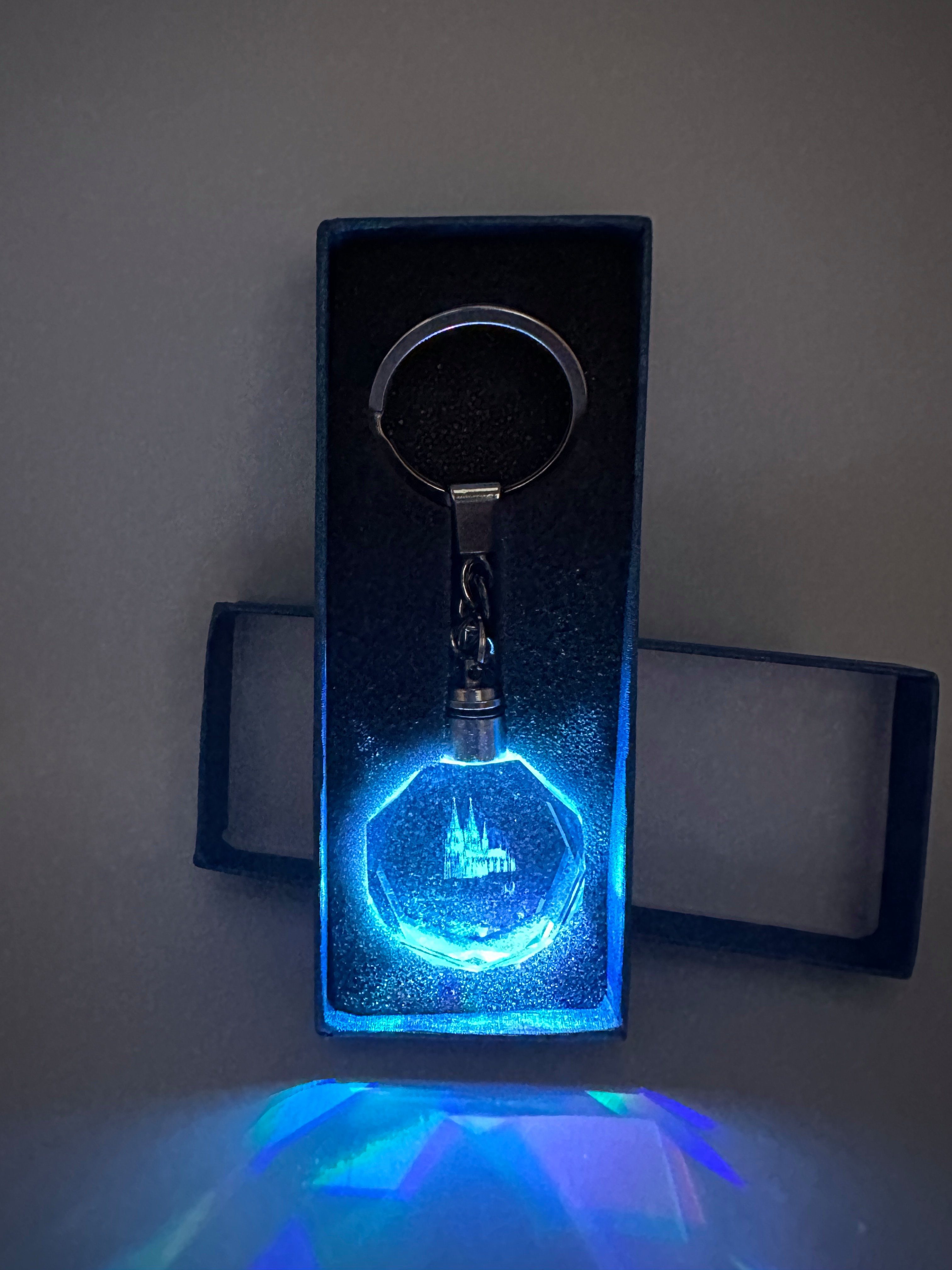 Stelby Schlüsselanhänger Kölner Dom Schlüsselanhänger LED Multicolor mit Geschenkbox (Robustes Glasmaterial, leuchtet in 5 Farben), Farbwechsel, langlebig, modernes Design