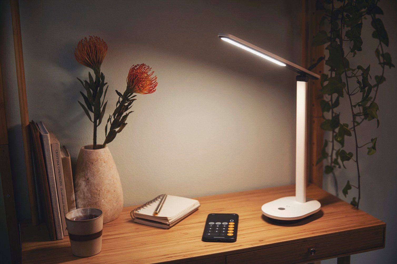 Philips LED Schreibtischlampe Ivory 5W, 3000-5000K, 130 Lumen, Akku, Touchdim, weiss, Dimmfunktion, USB-Ladefunktion, mehrere Helligkeitsstufen, LED fest integriert, warmweiß - kaltweiß