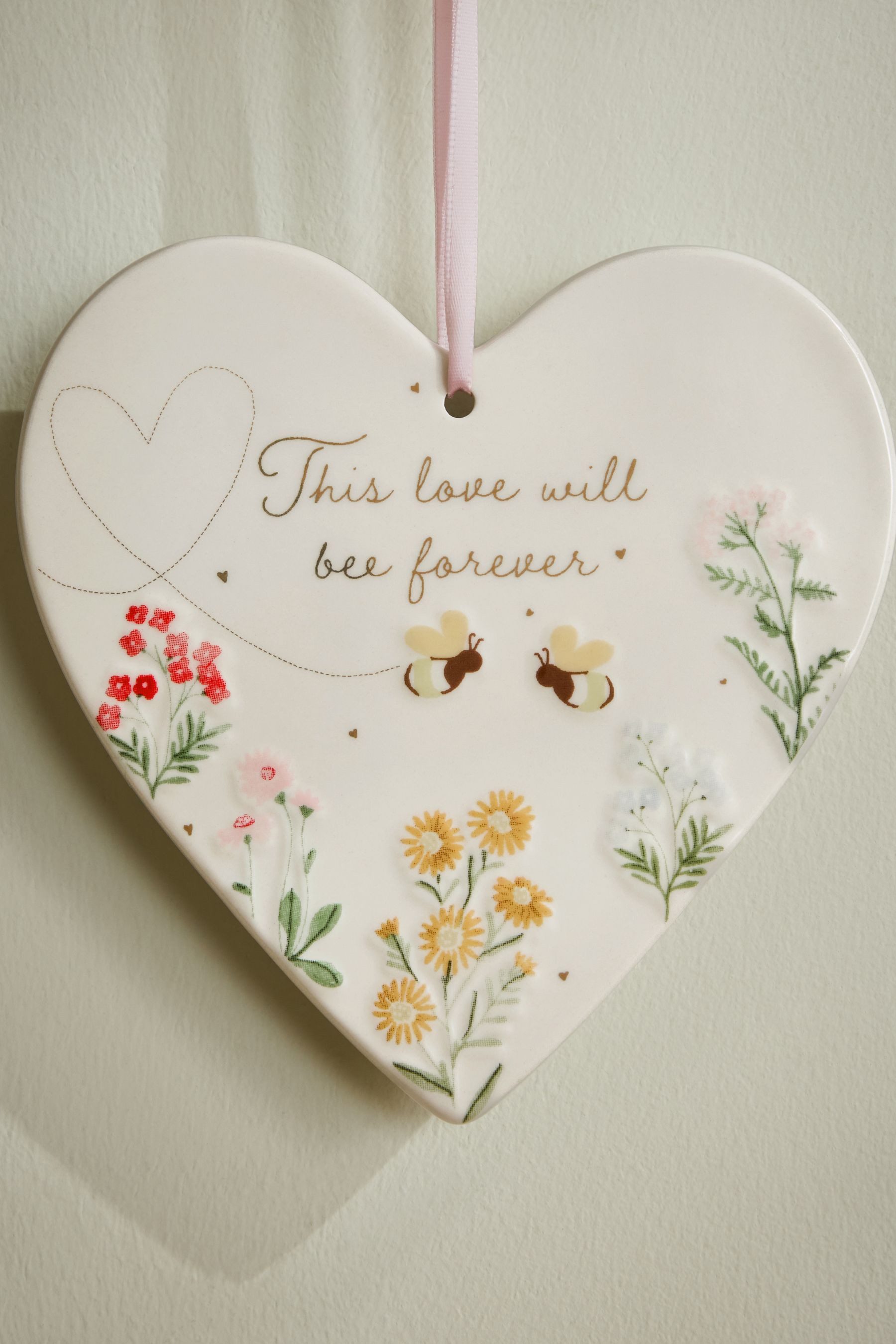 Next Wanddekoobjekt Florales Schild „Love“ mit Biene – Bild 3 von 4