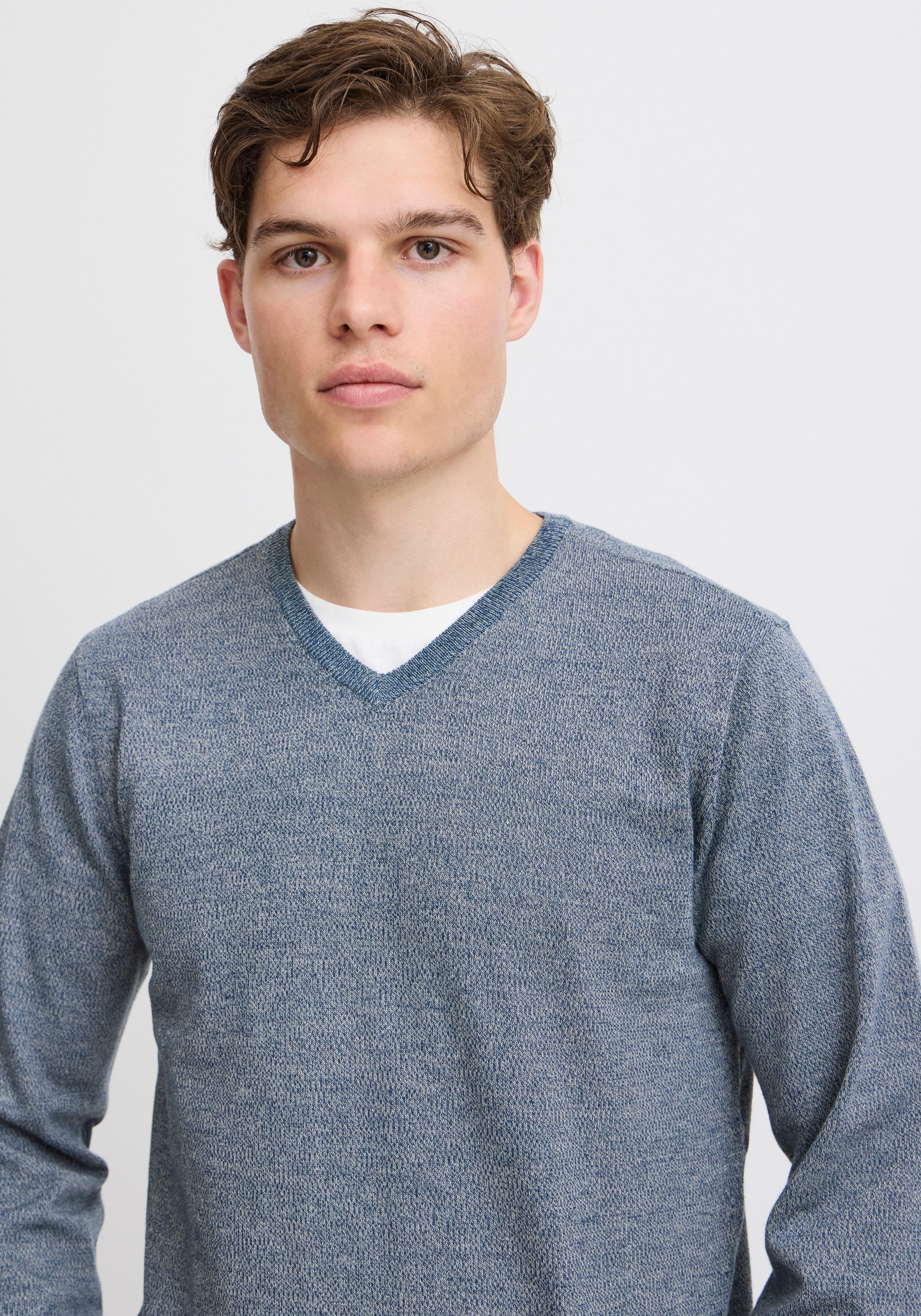Blend V-Ausschnitt-Pullover BHBRUTON V-neck aus Polyester, Regular Fit, in normaler Länge