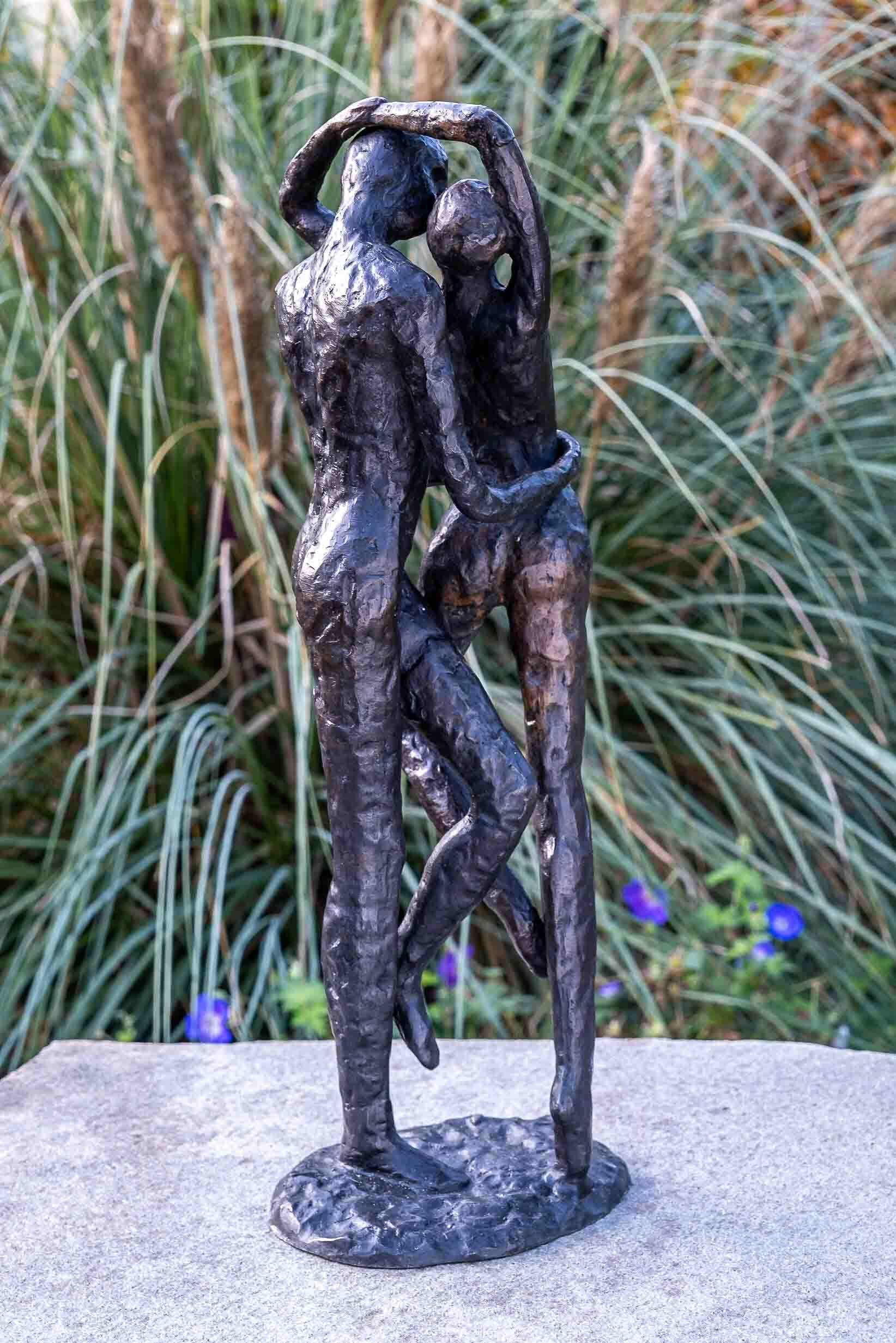 UV-Strahlung. patiniert. Küssendes und Frost, Bronze-Skulptur Bronze werden IDYL in Regen von IDYL robust Paar, gegen – Langlebig gegossen Hand Die Gartenfigur Bronze sehr witterungsbeständig Wachsausschmelzverfahren Modelle – – und in