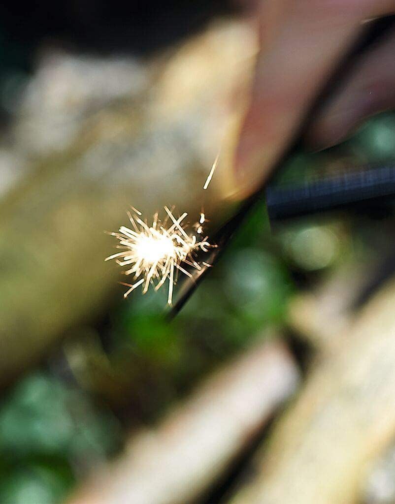 Moses. Verlag Feuerzeug Expedition Natur Feuerstarter-Set, Feuerstahl für Outdoor & Survival (3-St), Magnesium Feuerstarter mit Flaschenöffner Sechskantschlüssel & Guide