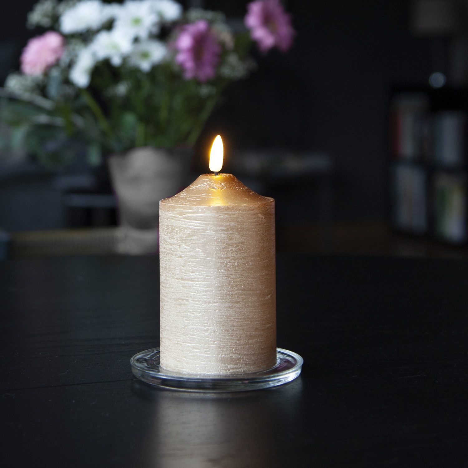 STAR TRADING LED-Kerze Stumpenkerze Echtwachs H: 15cm, D: 7,5cm Batterie Timer gold, LED Classic, warmweiß (2100K bis 3000K)