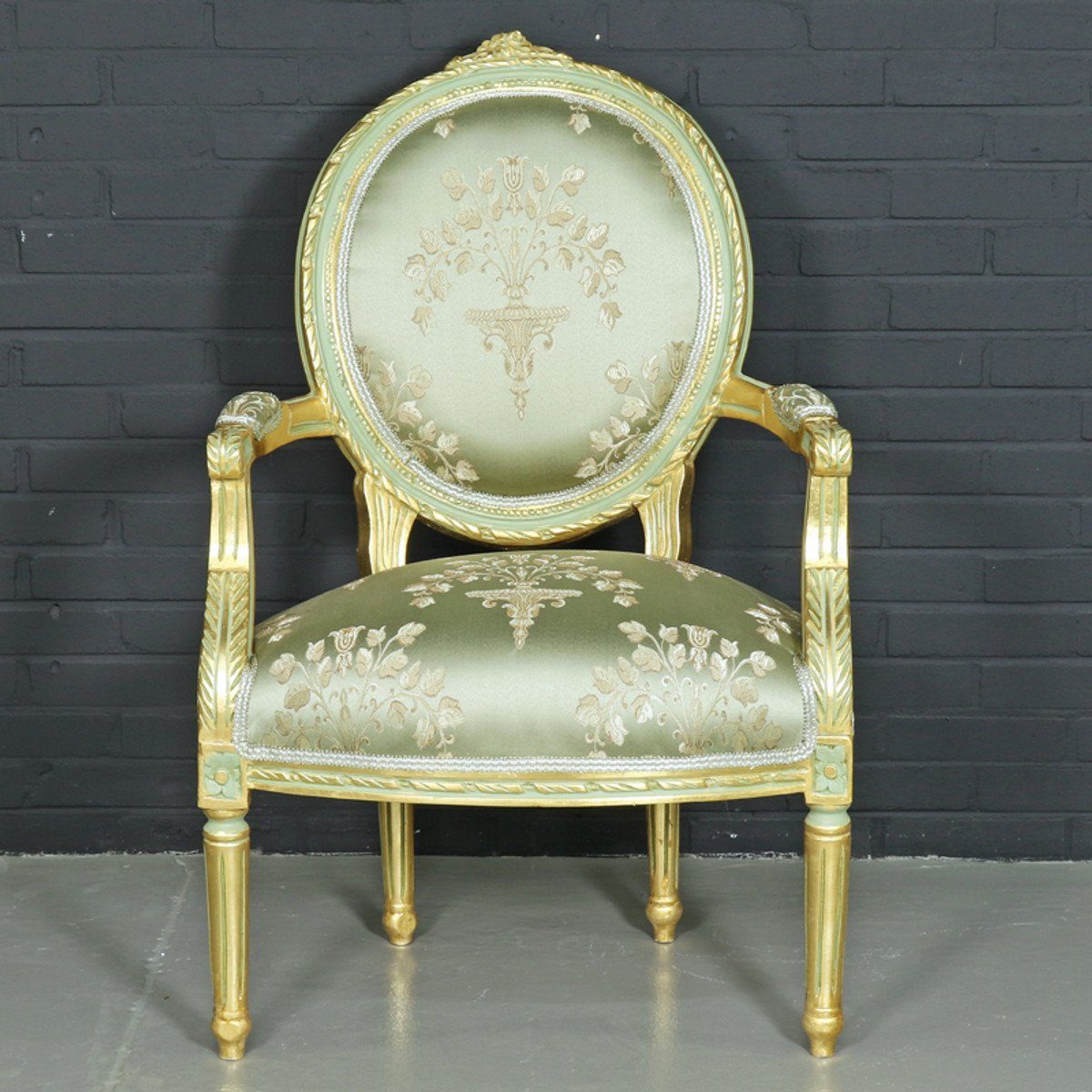 Casa Padrino Besucherstuhl Barock Salon Stuhl "Medaillon" Mod2 mit Armlehnen Hellgrün / Gold - Antikstil Stuhl