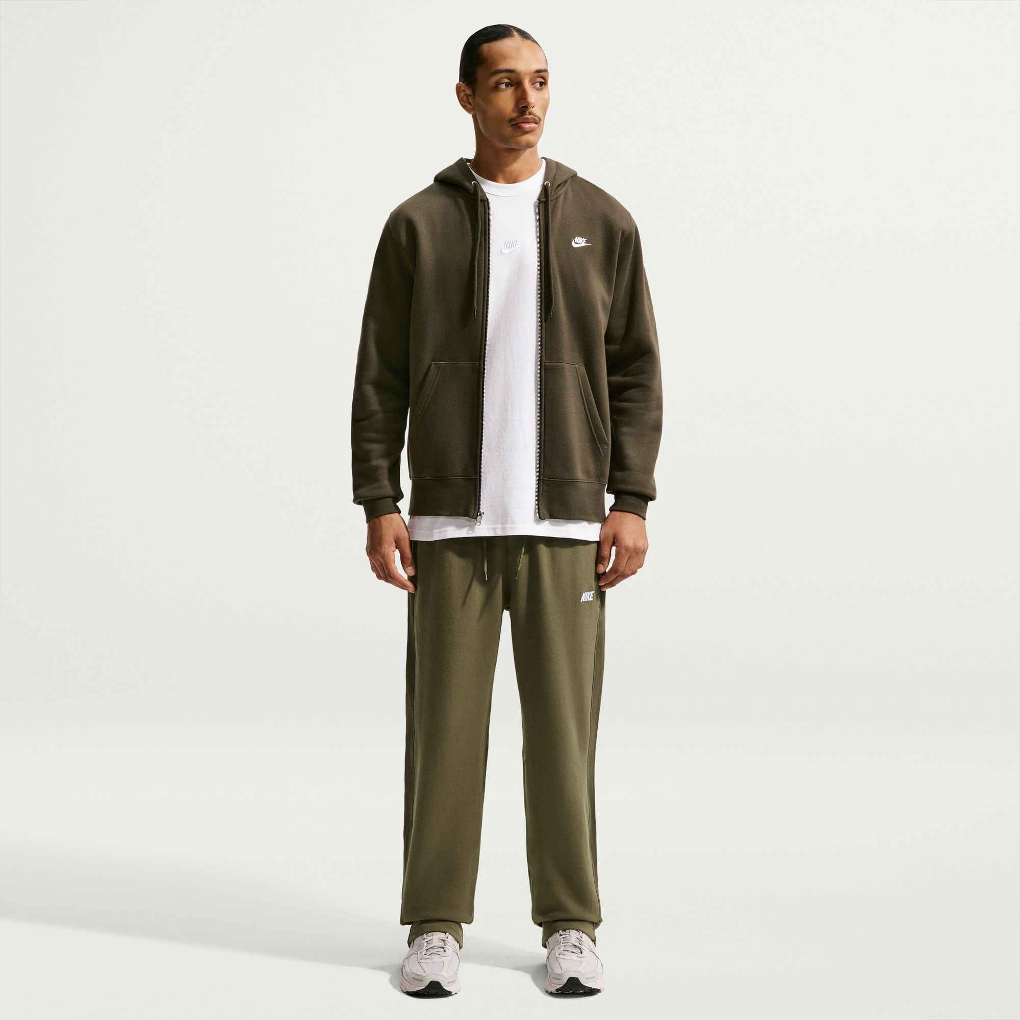 Nike Sportswear Trainingshose M NK CLUB VARSITY OH PANT für Sportmode und Streetwear, mit sportlichem Schnitt