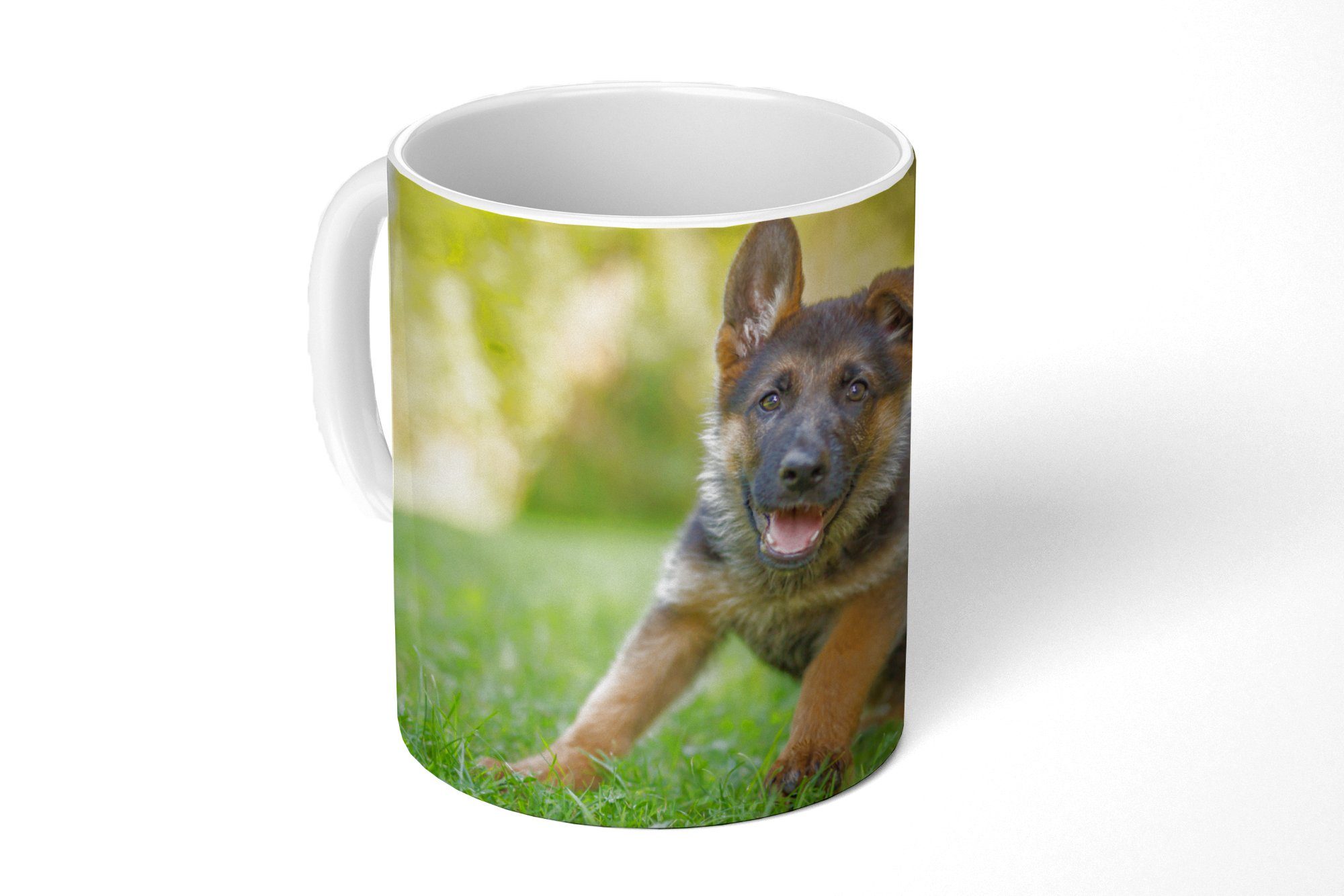 MuchoWow Tasse Welpe sitzt im Kaffeetassen, Teetasse, Teetasse, Becher, Keramik, Geschenk Gras