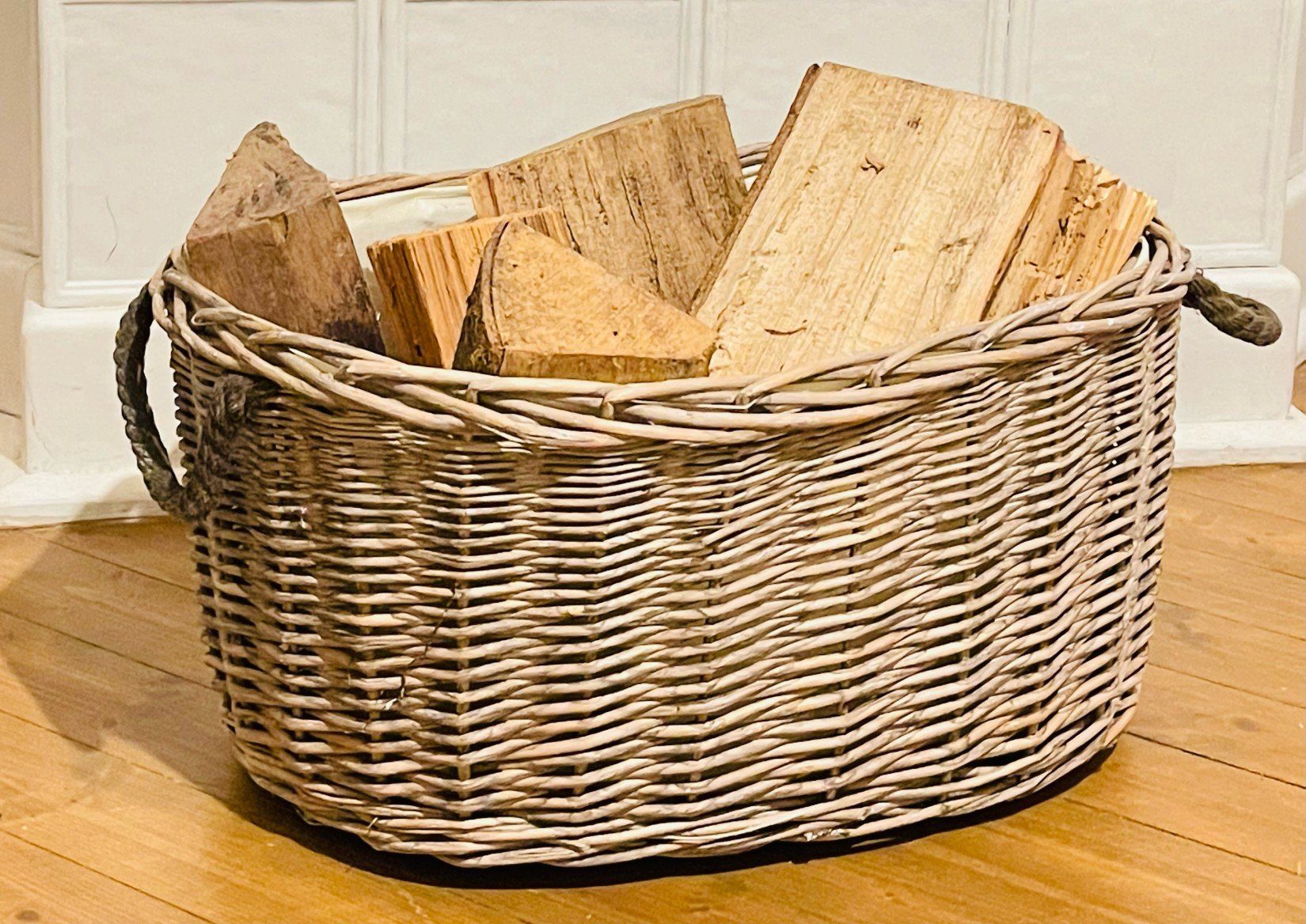 Dekoleidenschaft Kaminholzkorb aus Weide im Shabby günstig online kaufen