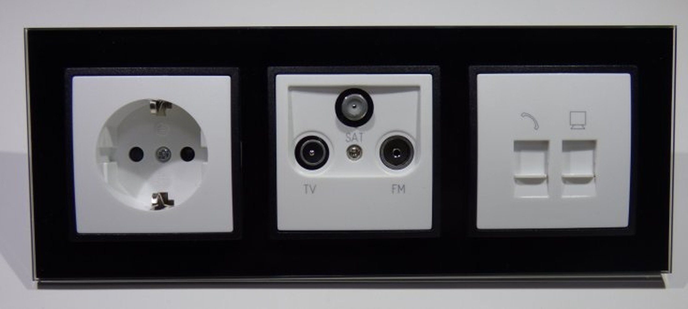Schalter 8703 Abelka Nuovo schwarz 1xSteckdose 1xAntenne 1xRJ45