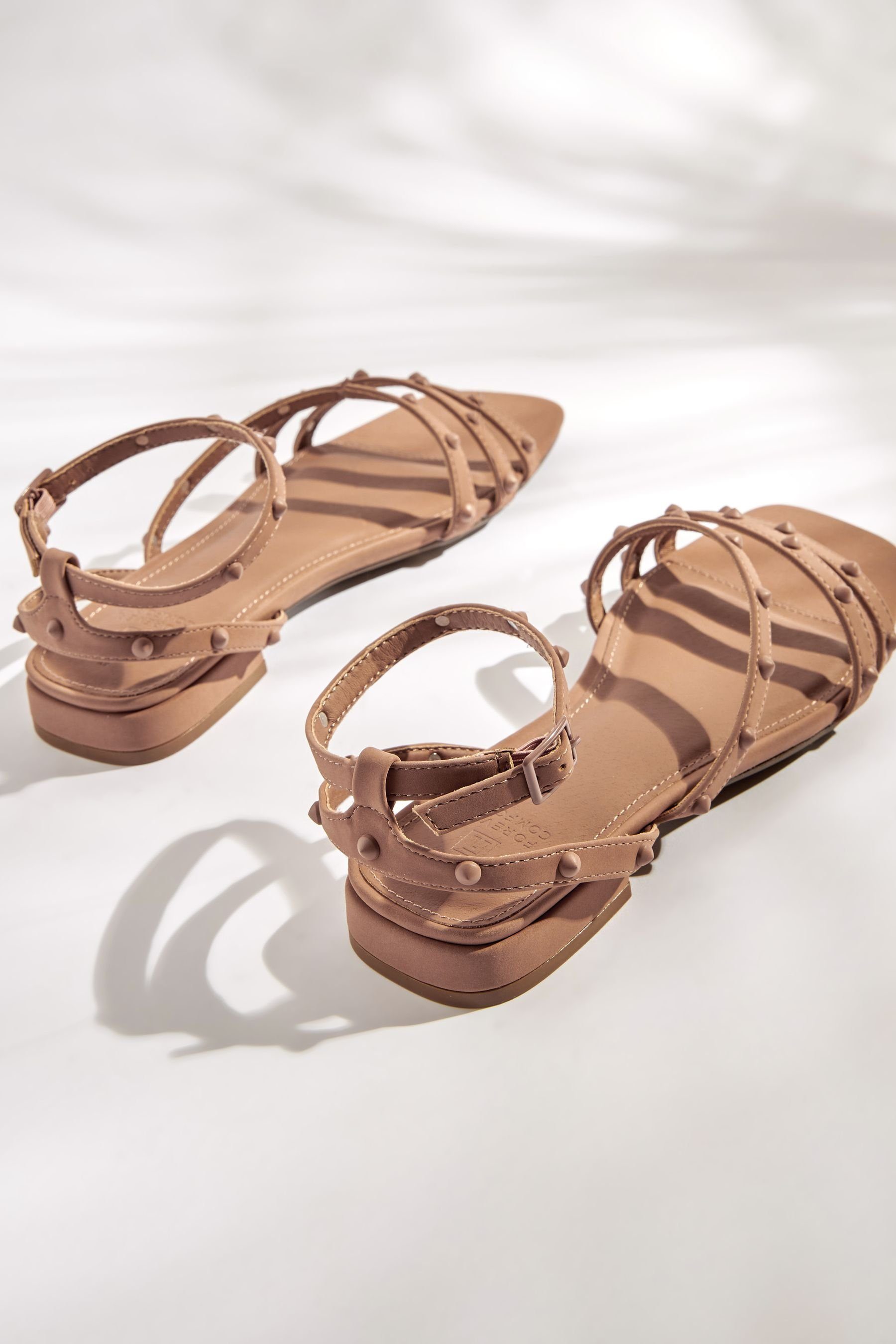 Next Forever Comfort® Nieten-Sandale (1-tlg) Camel Brown Keilsandalette mit Knöchelriemen