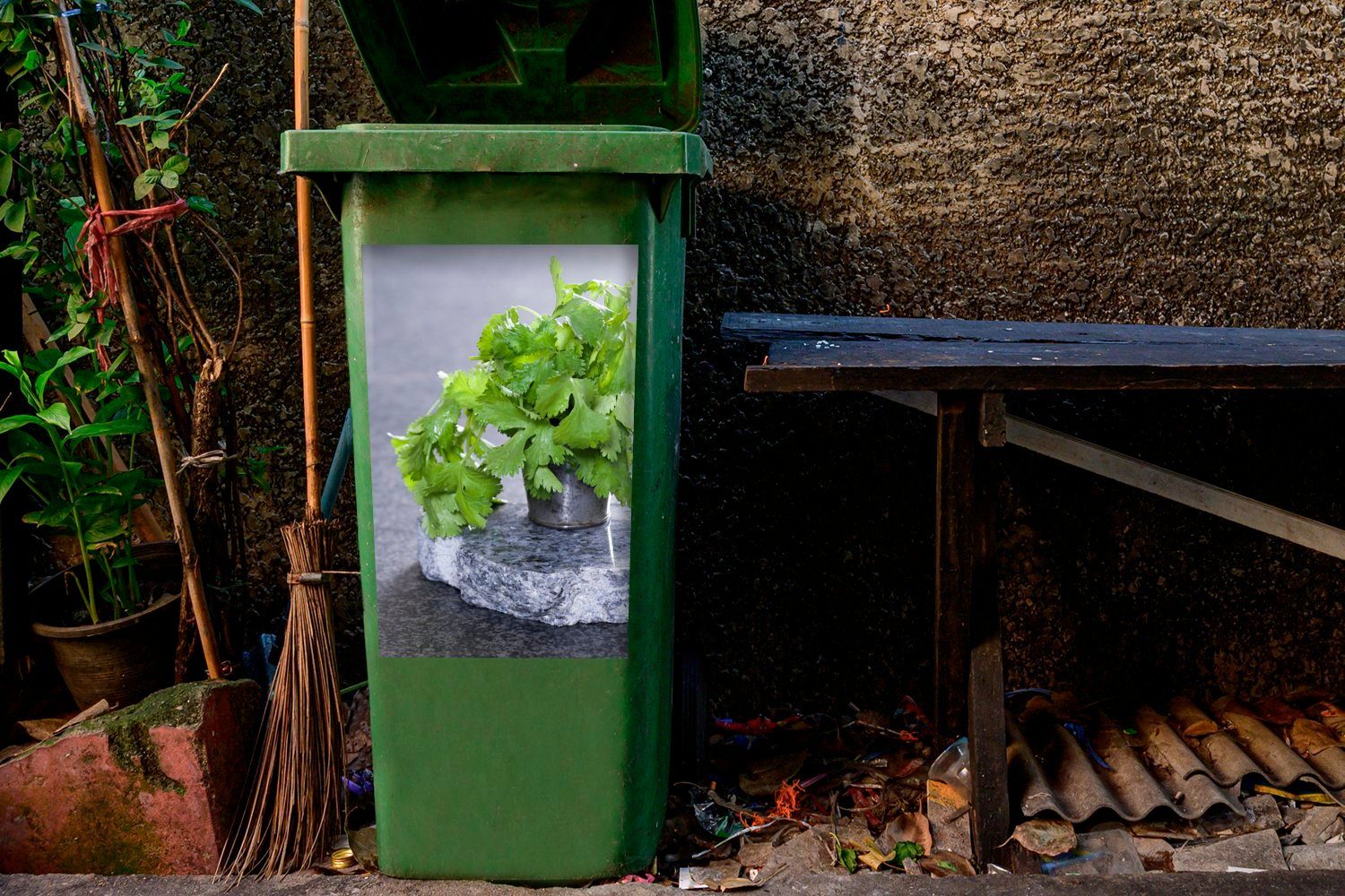 MuchoWow Wandsticker Korianderpflanze in einem Sticker, Abfalbehälter einer Metalltopf (1 auf Marmorplatte St), Mülltonne, Mülleimer-aufkleber, Container