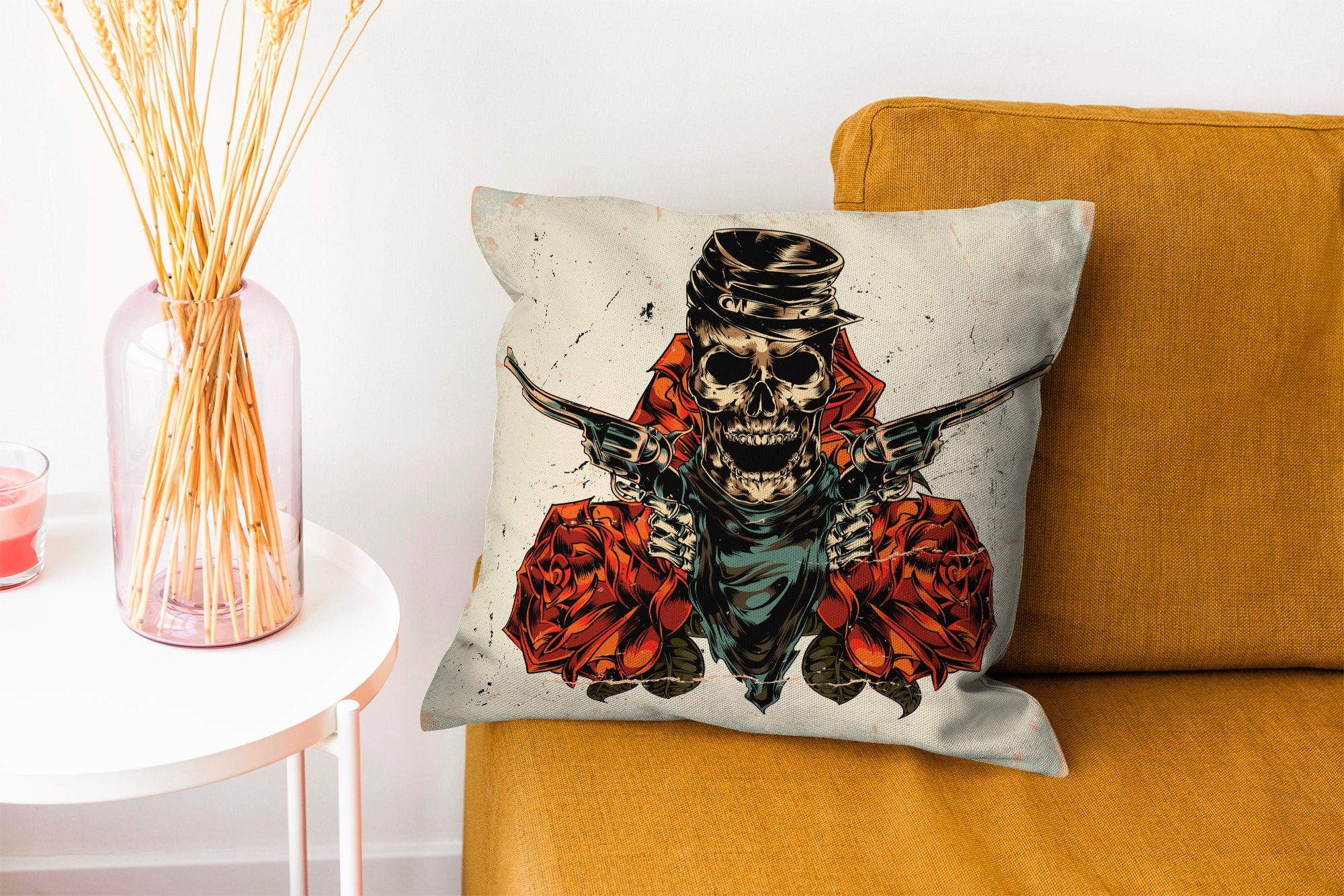 Schlafzimmer, und mit Dekokissen Deko, Sofakissen Wohzimmer, MuchoWow mit Illustration für Zierkissen Rosen eines Füllung Totenkopfes Revolvern, Eine