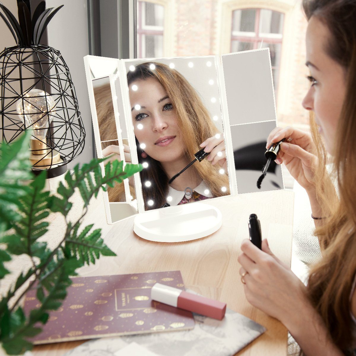 Standspiegel faltbarer Kosmetikspiegel Navaris - beleuchtet Weiß Kosmetikspiegel
