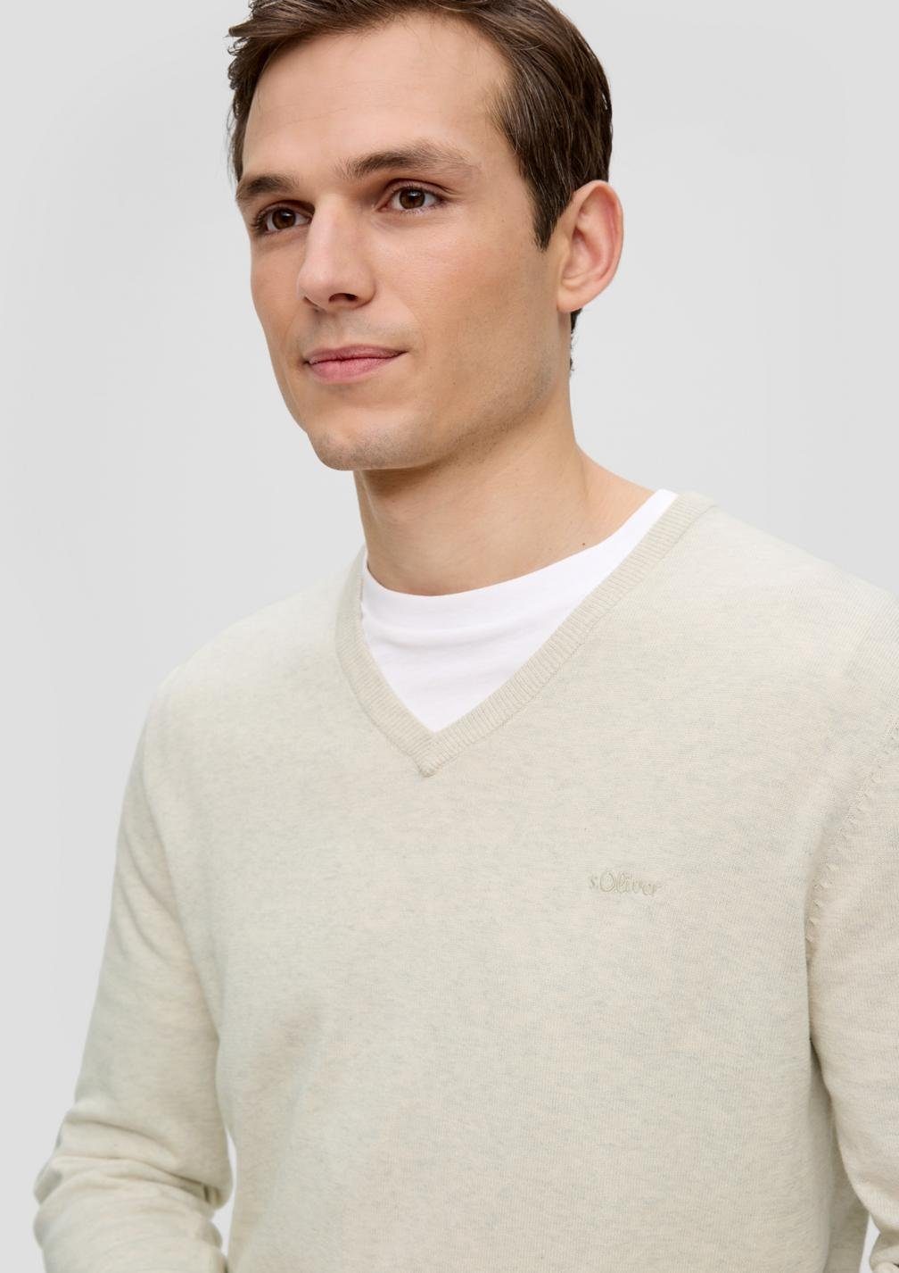 s.Oliver V-Ausschnitt-Pullover Casual (1-tlg) mit V-Ausschnitt und Logo-Stickerei, Feinstrick – Bild 3 von 5