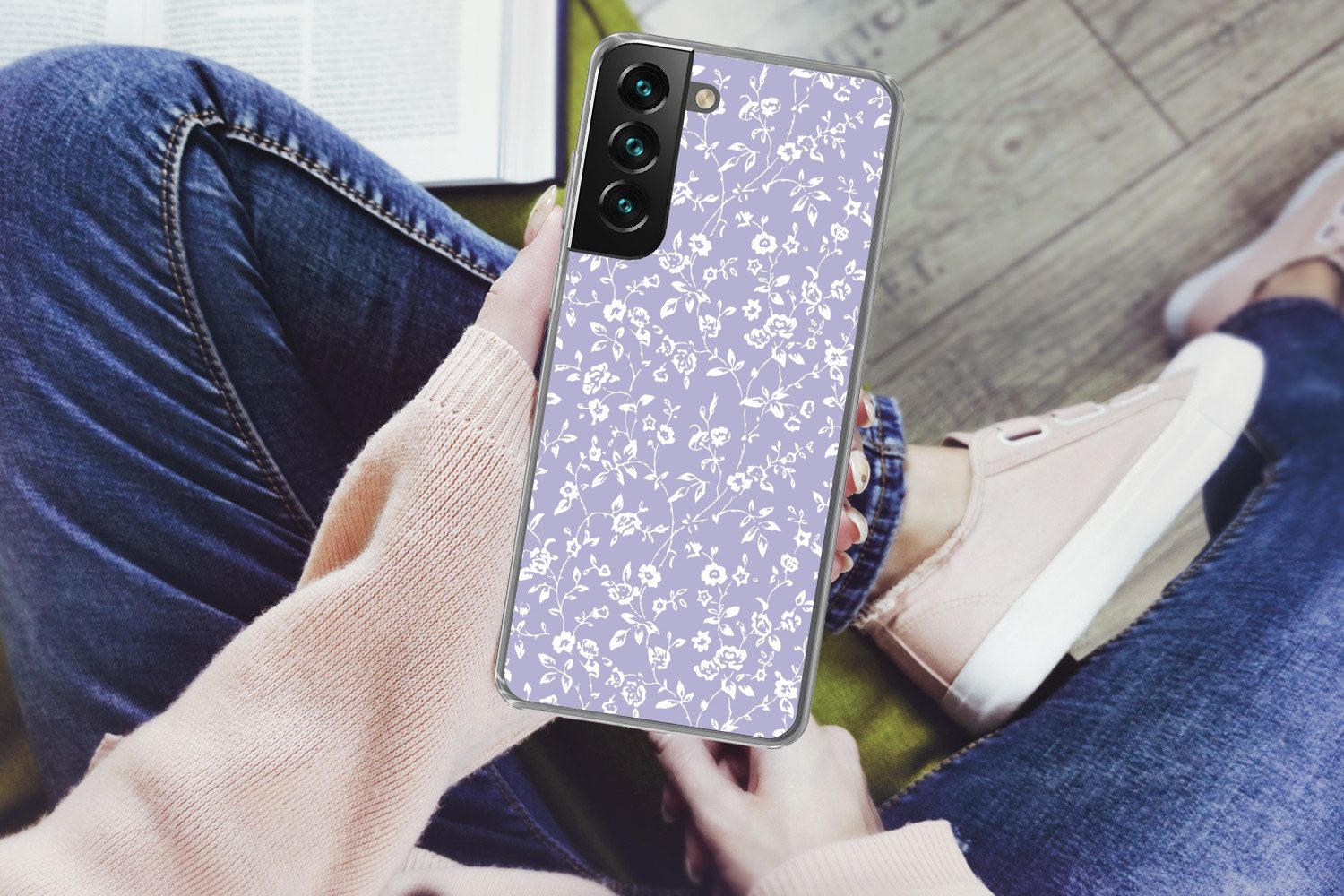 MuchoWow Handyhülle für Samsung Galaxy S22 Florales Muster - Lila - Weiß - Blumen, Phone Case, Silikon, Schutzhülle Dünn