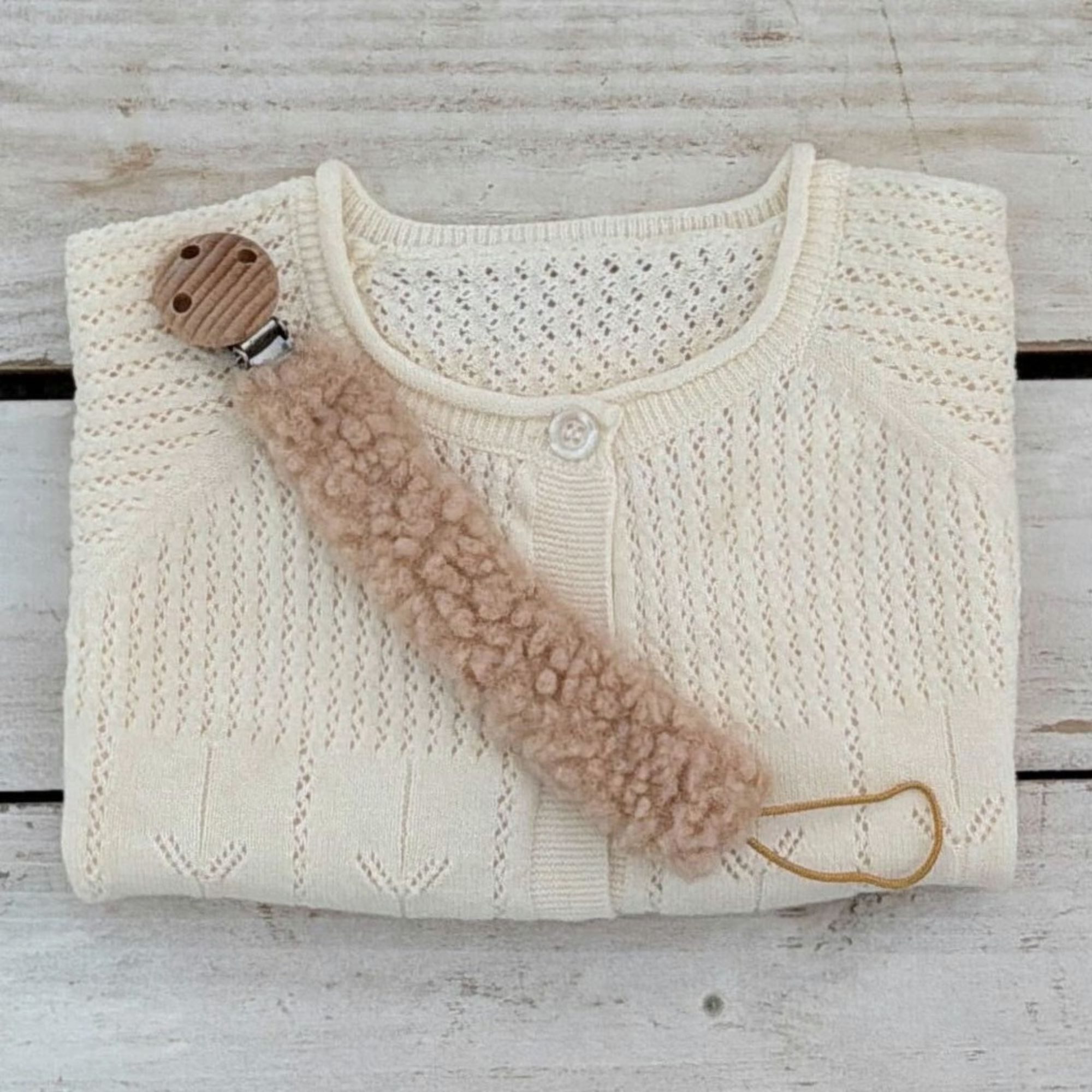 Zayno Schnullerbefestigung Teddy Schnullerkette "Molli" in Beige, (Packung, 1-tlg., Ermuntert, den Schnuller eigenständig zu greifen), Beeindruckt mit einem zeitlosen Design