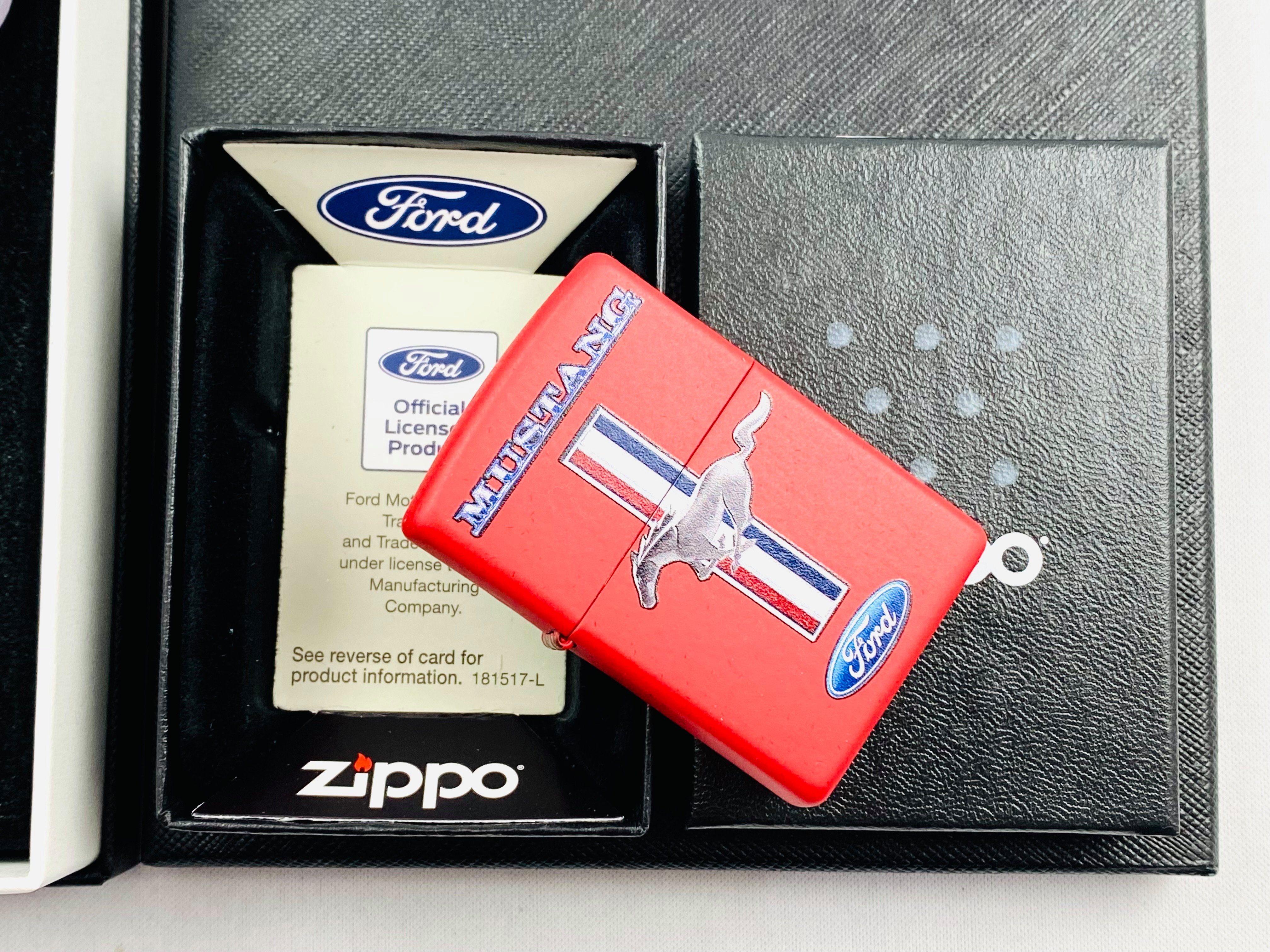 Zippo Feuerzeug Ford Mustang matt rot Geschenkset Sturmfeuerzeug