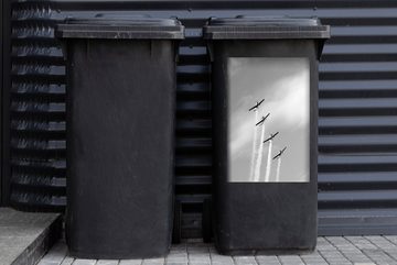 MuchoWow Wandsticker Flugzeuge während einer Flugschau - schwarz-weiß (1 St), Mülleimer-aufkleber, Mülltonne, Sticker, Container, Abfalbehälter
