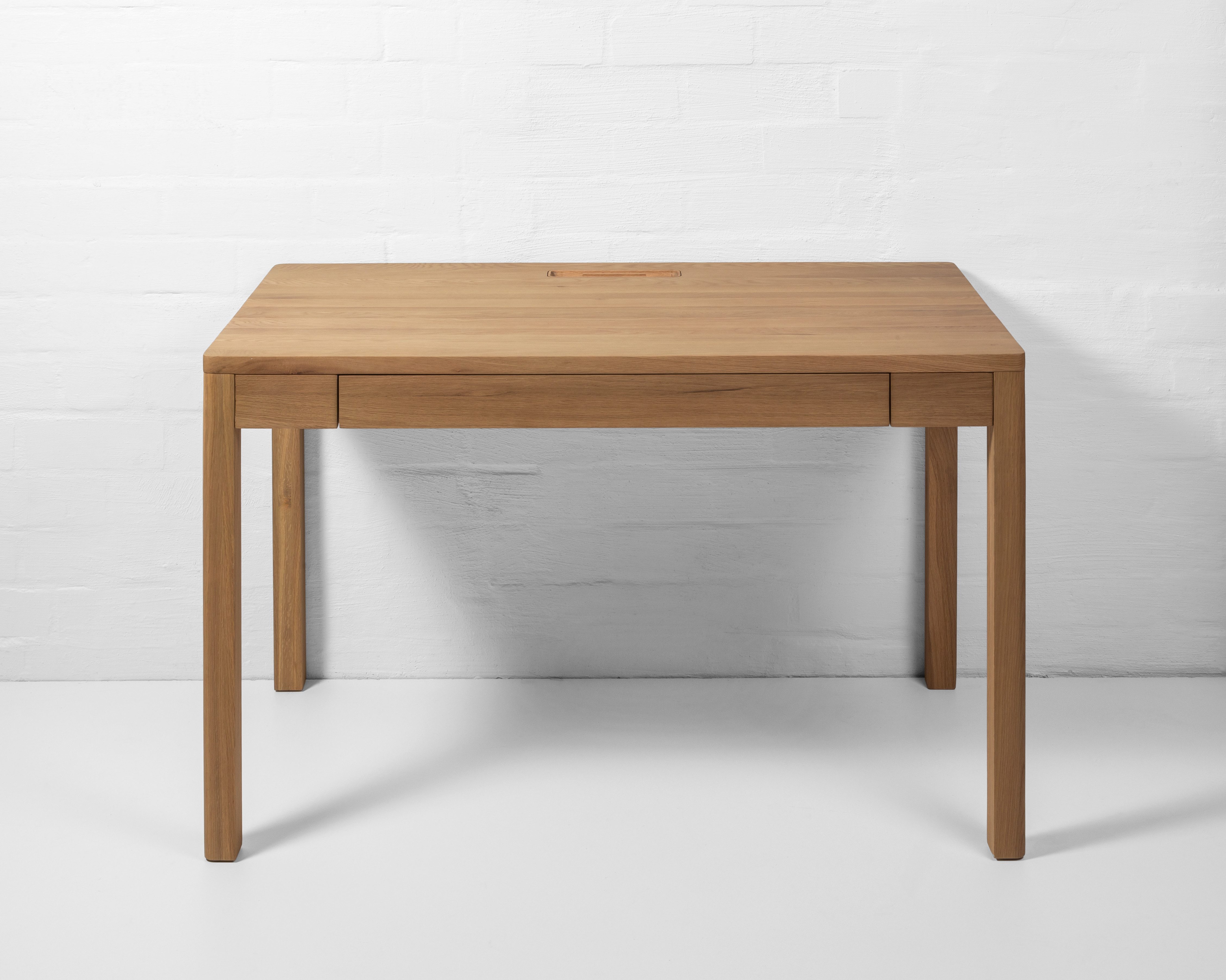 Woodek Design Schreibtisch FRANZ aus massiver Eiche, natur matt lackiert, elegantes Design (Großer Schublade mit Soft-Close-Metallschienen, 1-St., Integrierte Kabelöffnung), Breite 120 cm, Tiefe 65 cm, Höhe 75 cm