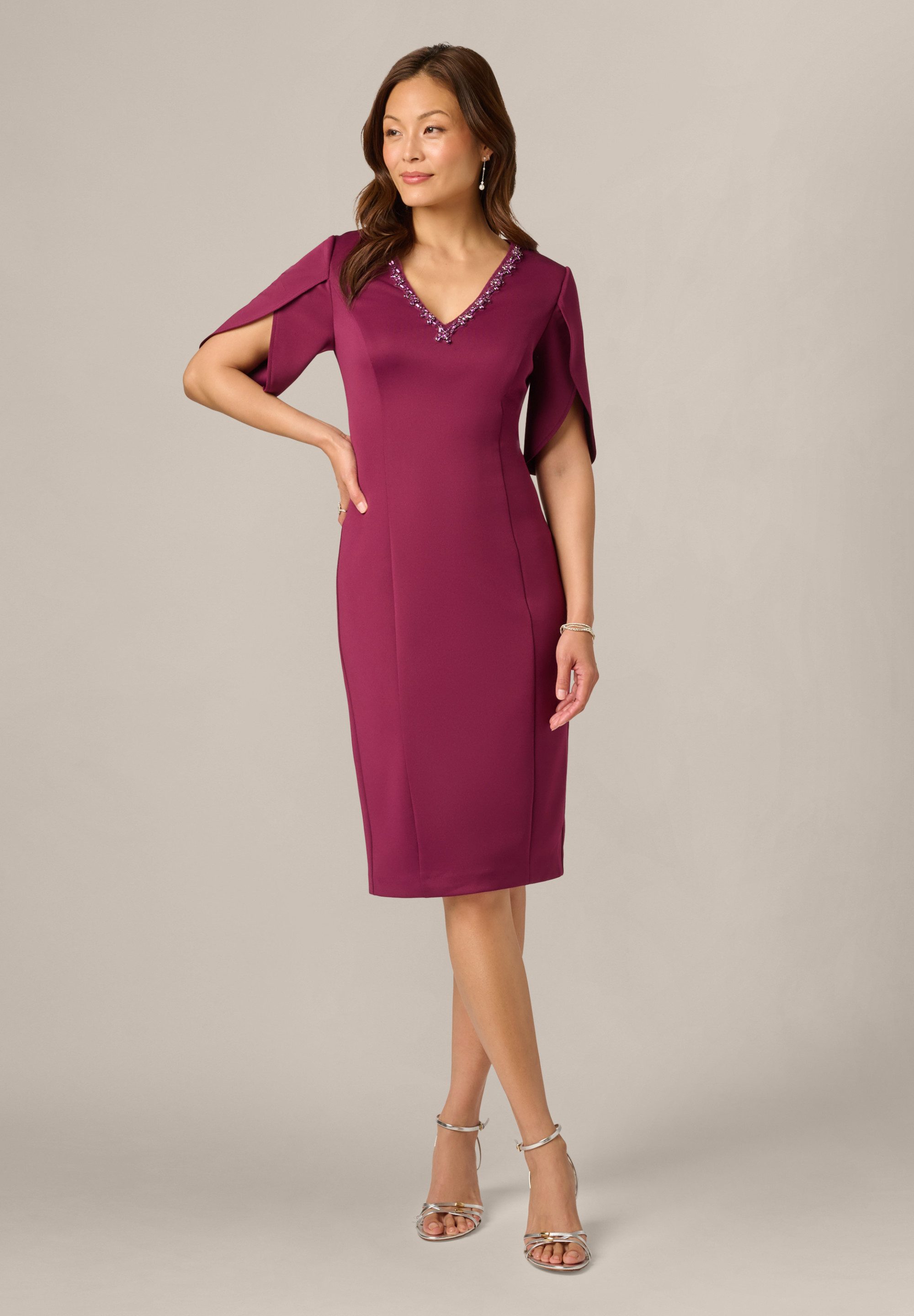 Adrianna Papell Abendkleid Beaded Scuba Short Dress Elegantes, dehnbares, knielanges Etuikleid