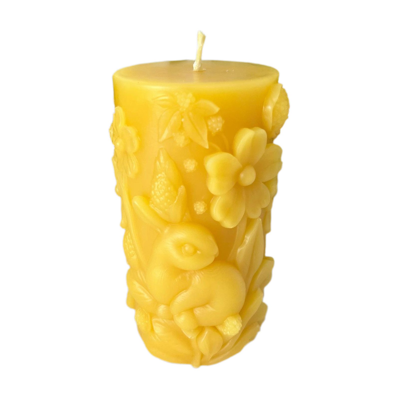 Aspinaworld Bienenwachskerze Hasen Kerze Stumpen 10 cm natur – Blumenwiesen-Relief (1-tlg)