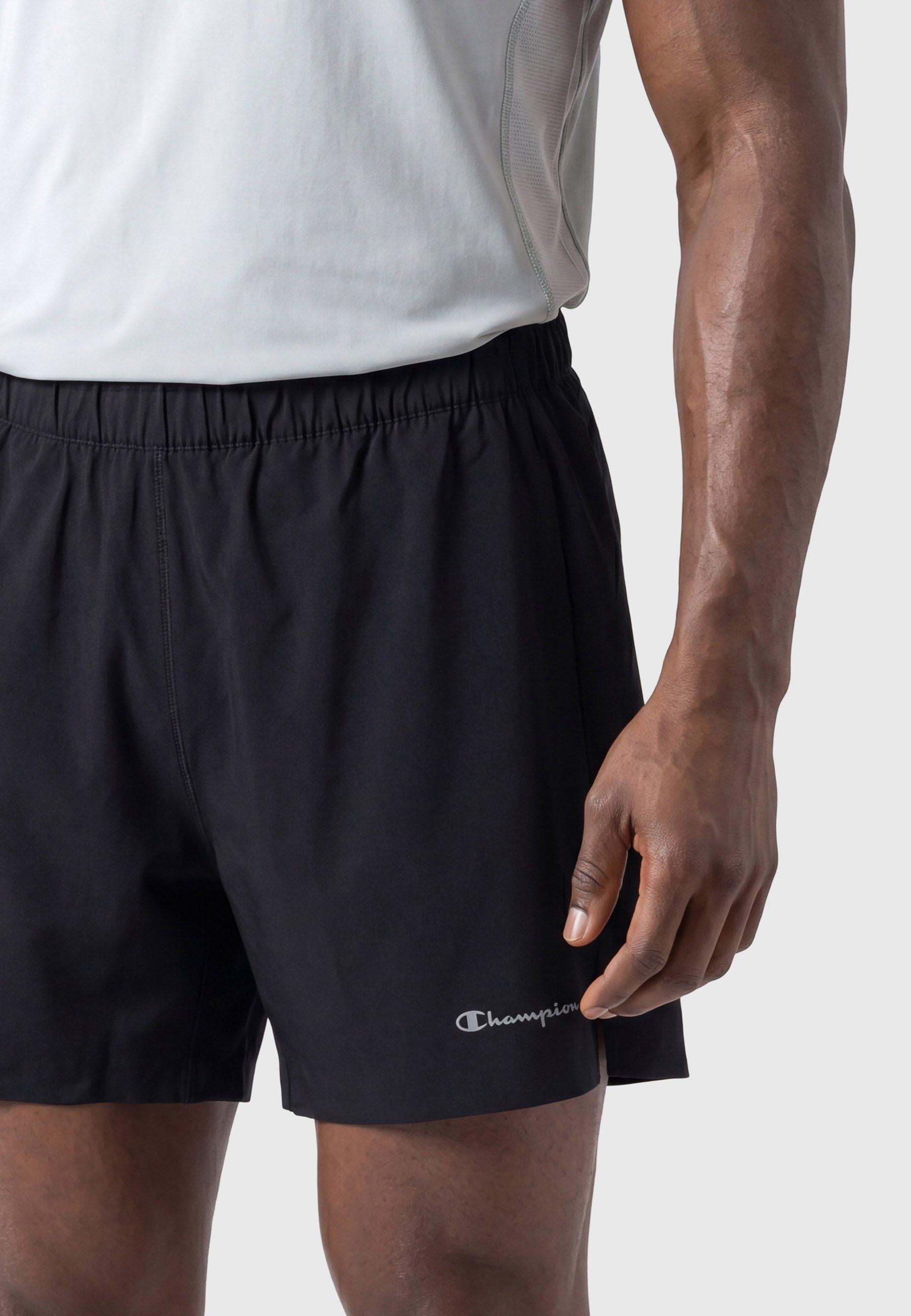 Champion Trainingsshorts PERFORMANCE WOVEN SHORTS Standard Fit C-DRY ANTI-ODOR mit Anti-Odor Ausstattung, aus Polyester und Elasthan