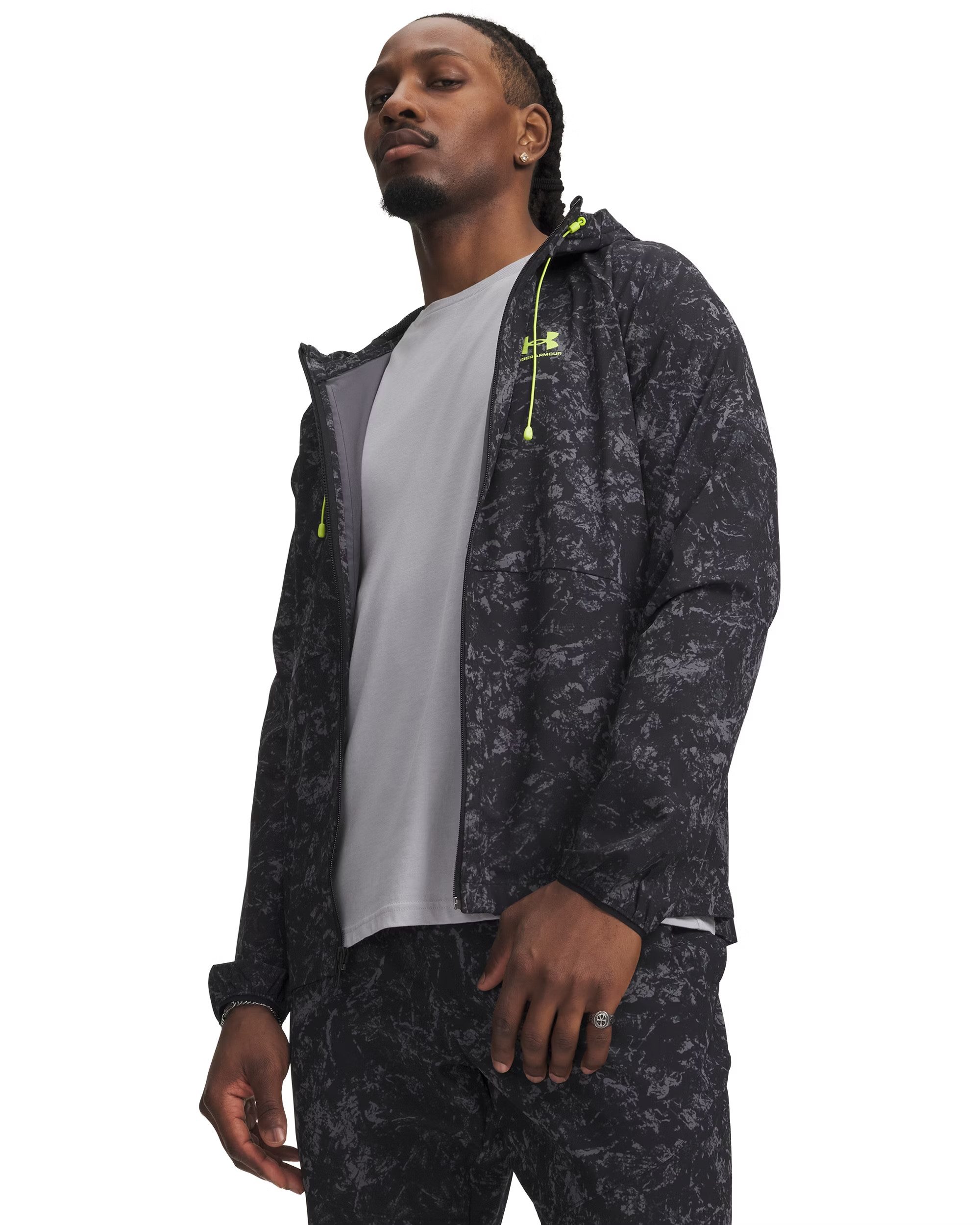 Under Armour® Windbreaker UA VIBE WOVEN JACKET sportlicher Windbreaker, mit Elasthan-Anteil, leichtes Material
