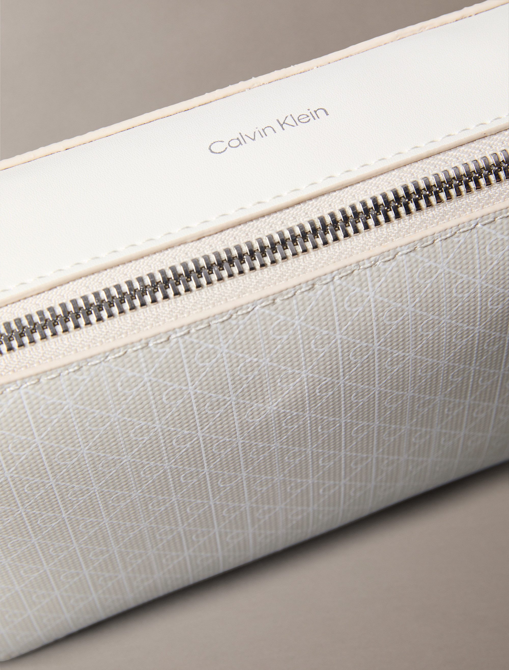 Calvin Klein Mini Bag AOP ELONGATED CAMERA BAG, kleine Damen-Umhängetasche, Schultertasche mit Monogramm-Print