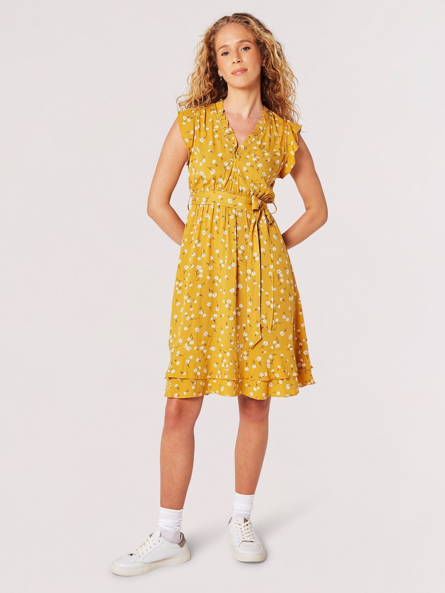 Apricot Minikleid Geblümtes Kleid (2-tlg., mit Taillenband) mit Rüschen und Gänseblümchen