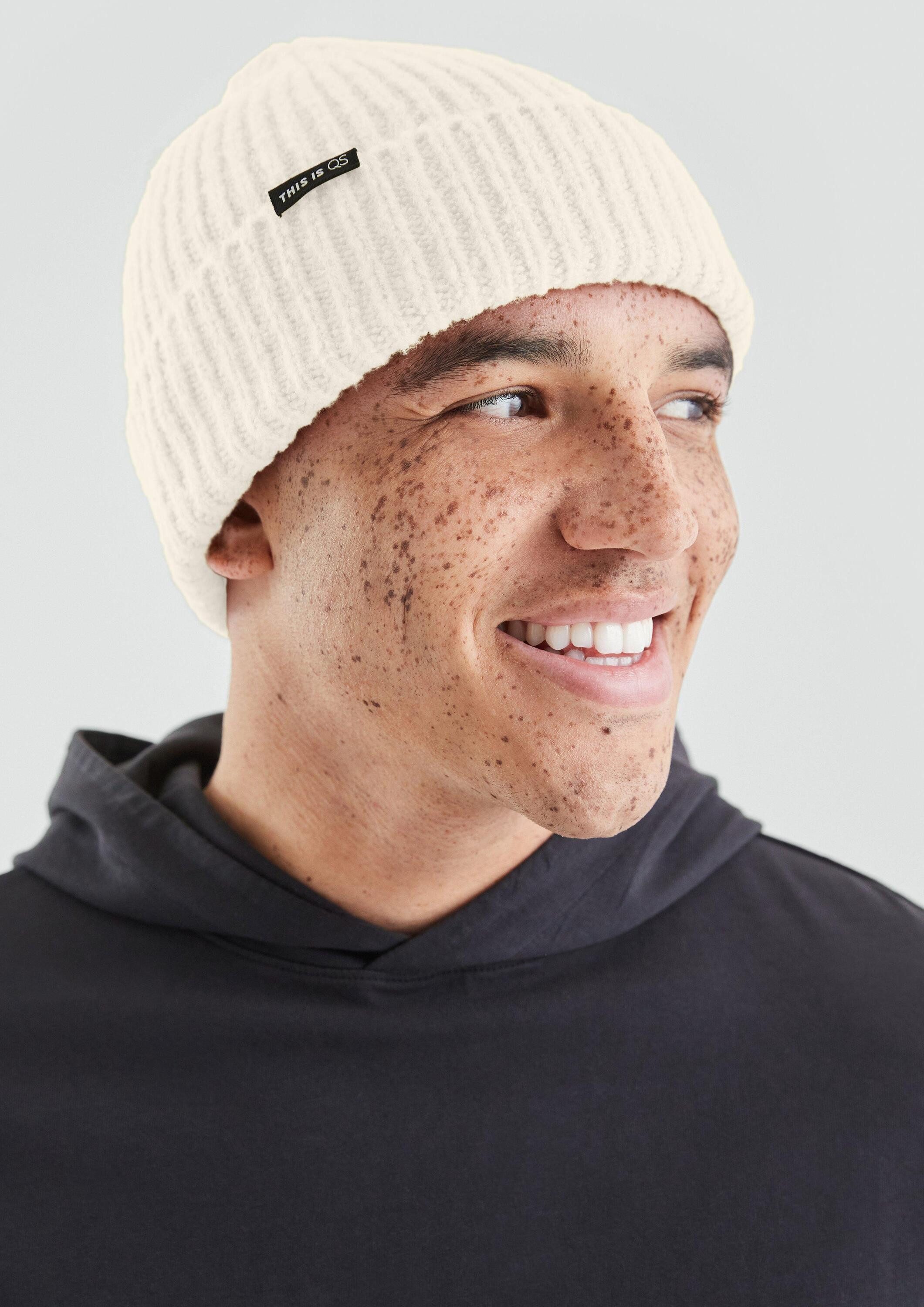 QS Strickmütze Mütze Strickmütze in grober Strickstruktur mir Logo