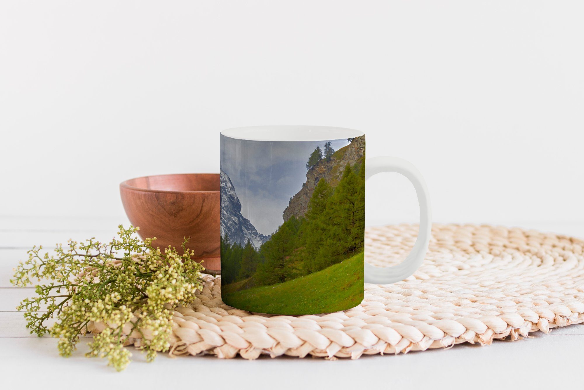 MuchoWow Tasse Das einem Keramik, Teetasse, Geschenk Tannenwald, Teetasse, Becher, Matterhorn Kaffeetassen, Schweizer hinter
