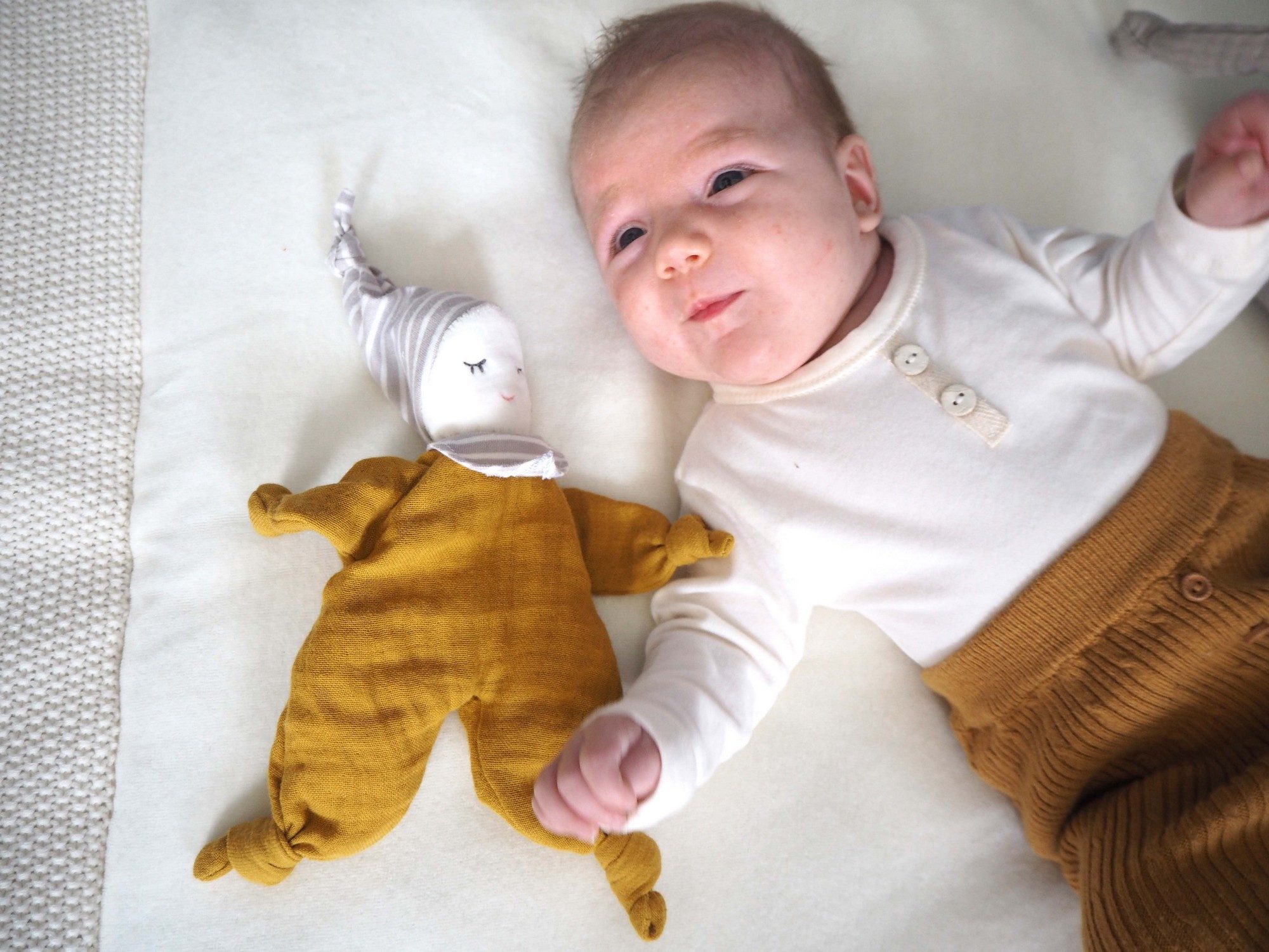 kikadu Babypuppe, Mustard, weich und kuschelig aus Bio-Baumwolle.