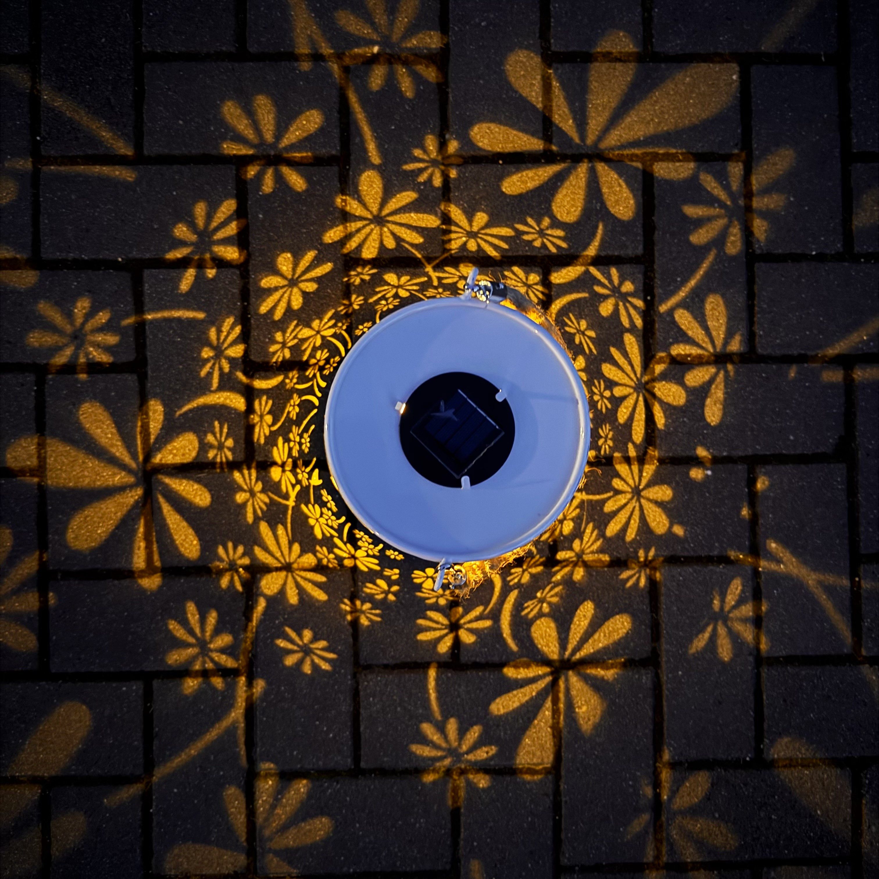 Online-Fuchs LED Laterne mit Solarbeleuchtung und Lichtspiel - Outdoor - Weiß, 37 cm groß, faszinierendes Blumenbild in der Dunkelheit, warmweiße Beleuchtung, Dekoration für Garten, Terrasse und Balkon