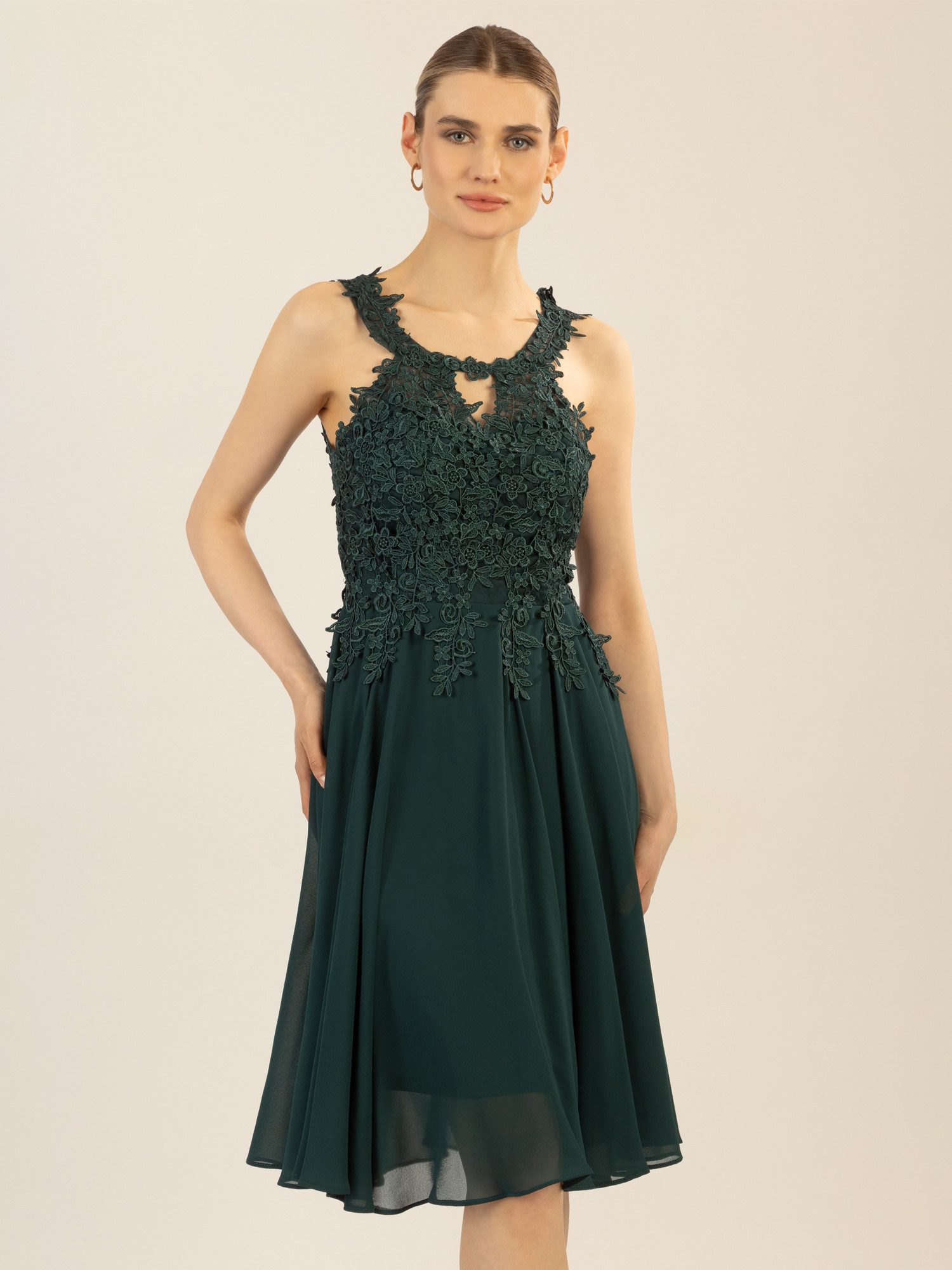 Apart Cocktailkleid aus einer Plastischen Spitze günstig online kaufen