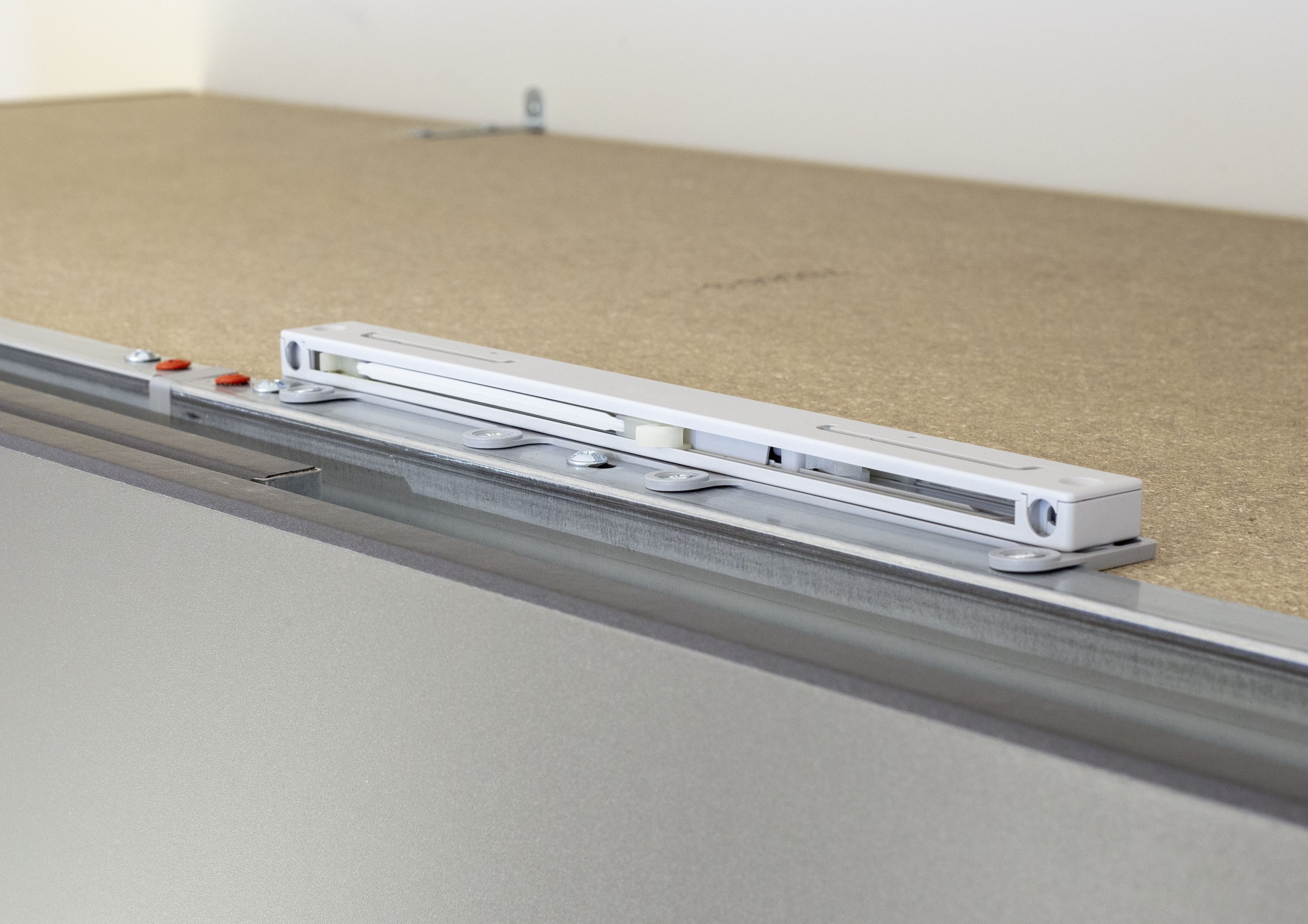 rauch Schwebetürselbsteinzug Soft-Close Zubehör Kleiderschrank Türdämpfer, für Mitteltür der 3-türigen Rauch- Schwebetürenschränke ORANGE – Bild 3 von 5