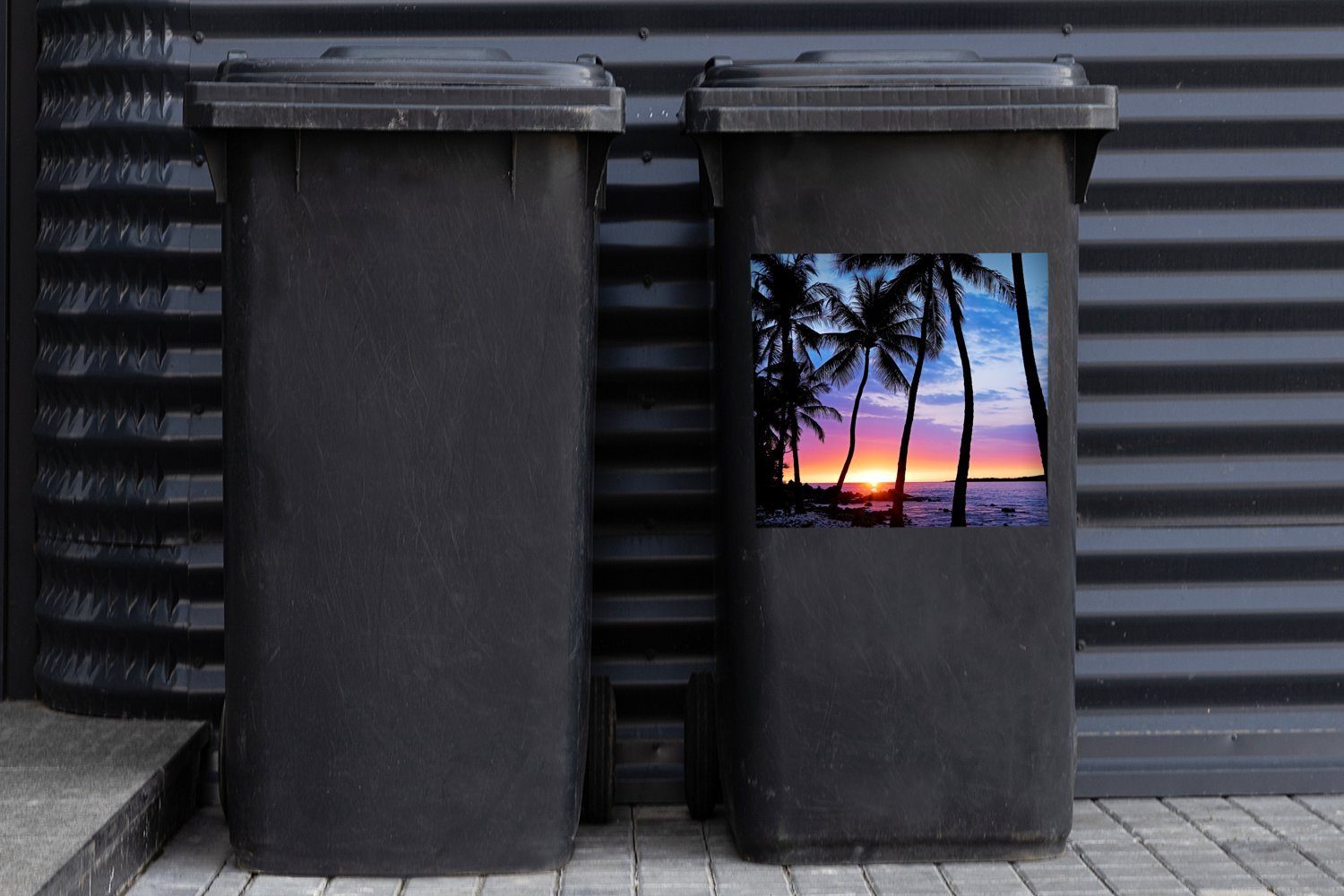 MuchoWow Wandsticker Der farbenprächtige Sonnenuntergang hinter Palmen Sticker, Container, Mülltonne, (1 Mülleimer-aufkleber, Reihe auf Abfalbehälter von St), einer