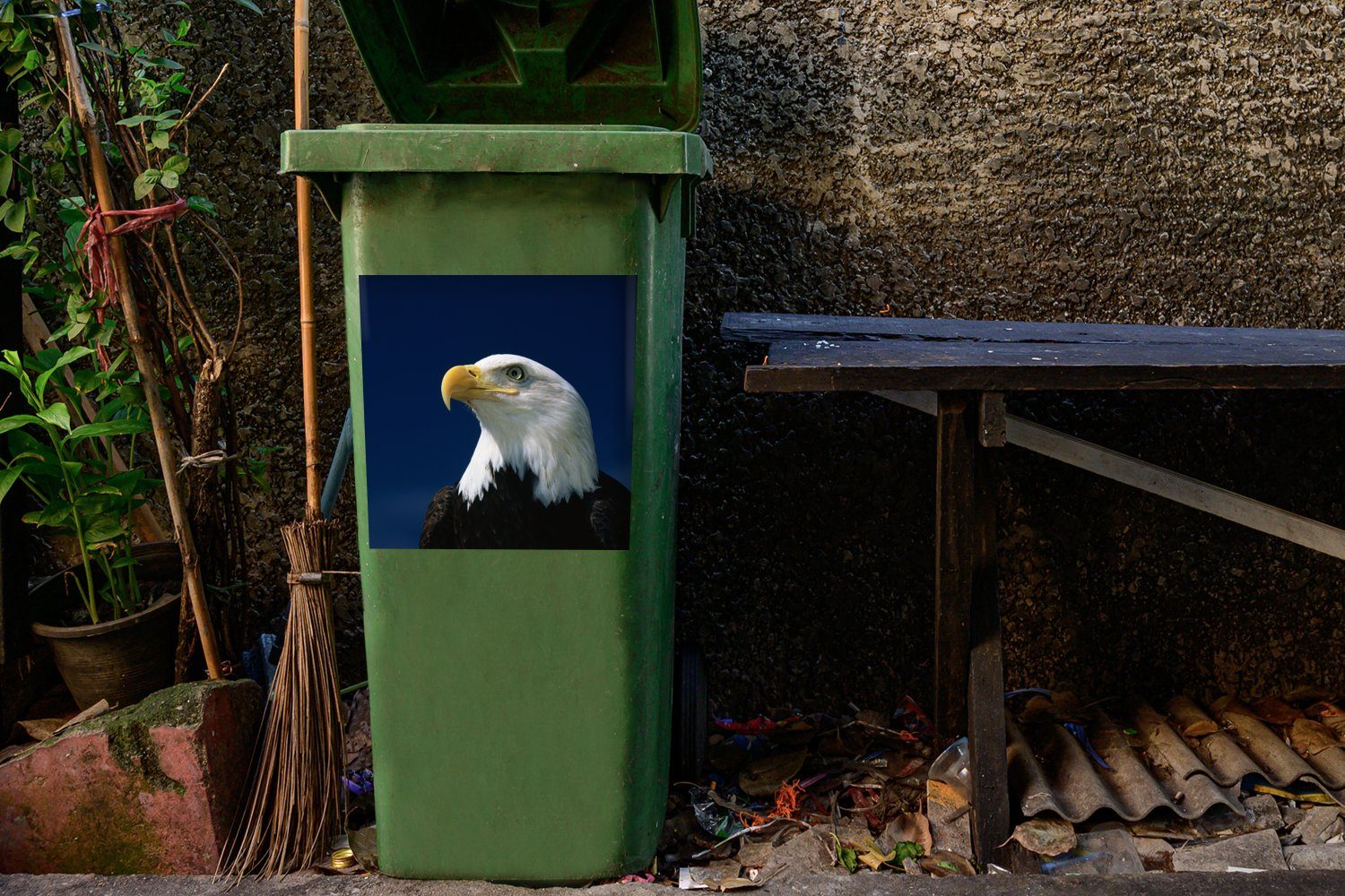 Sticker, blauen Himmel Weißkopfseeadler St), in Container, MuchoWow Mülltonne, einen (1 Mülleimer-aufkleber, Abfalbehälter Ein Wandsticker schaut