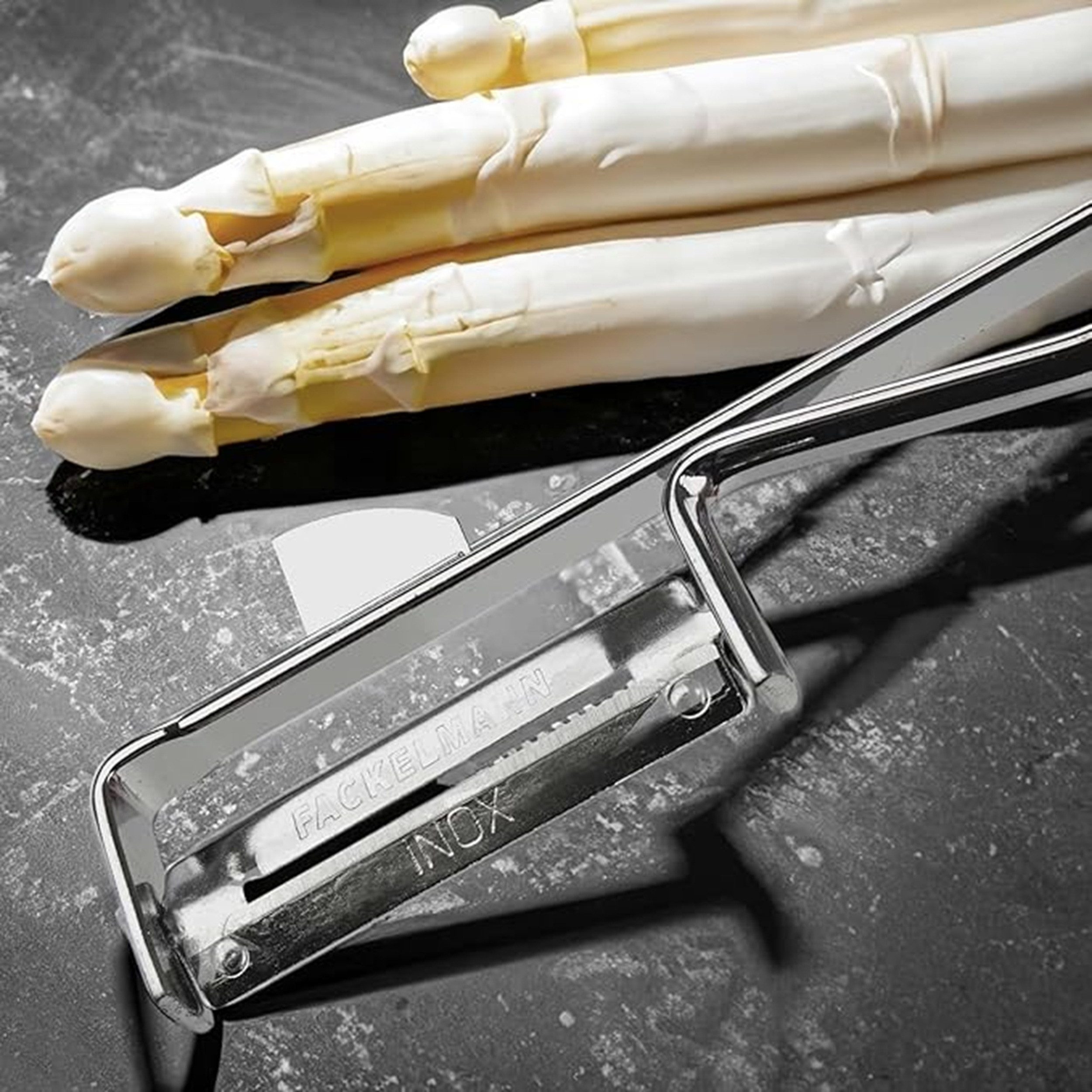 FACKELMANN Spargelschäler Universal-Sparschäler 2er Set, ideal für Spargel, Obst und Gemüse, Edelstahl, silber, Pendelschäler