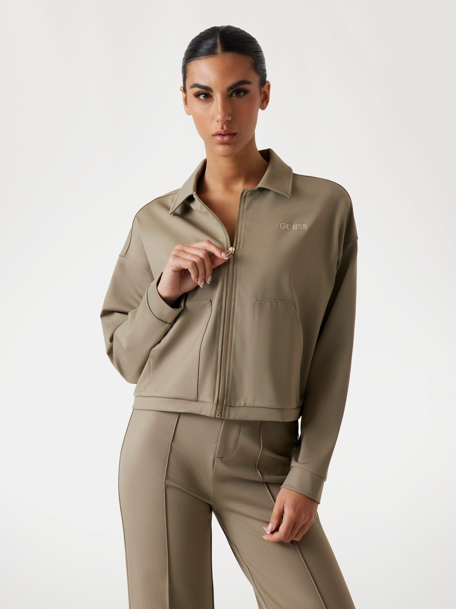 Guess Jackenblazer – Kurz geschnittene Sweatjacke mit Reißverschluss und Logo fallende Schulterpartie