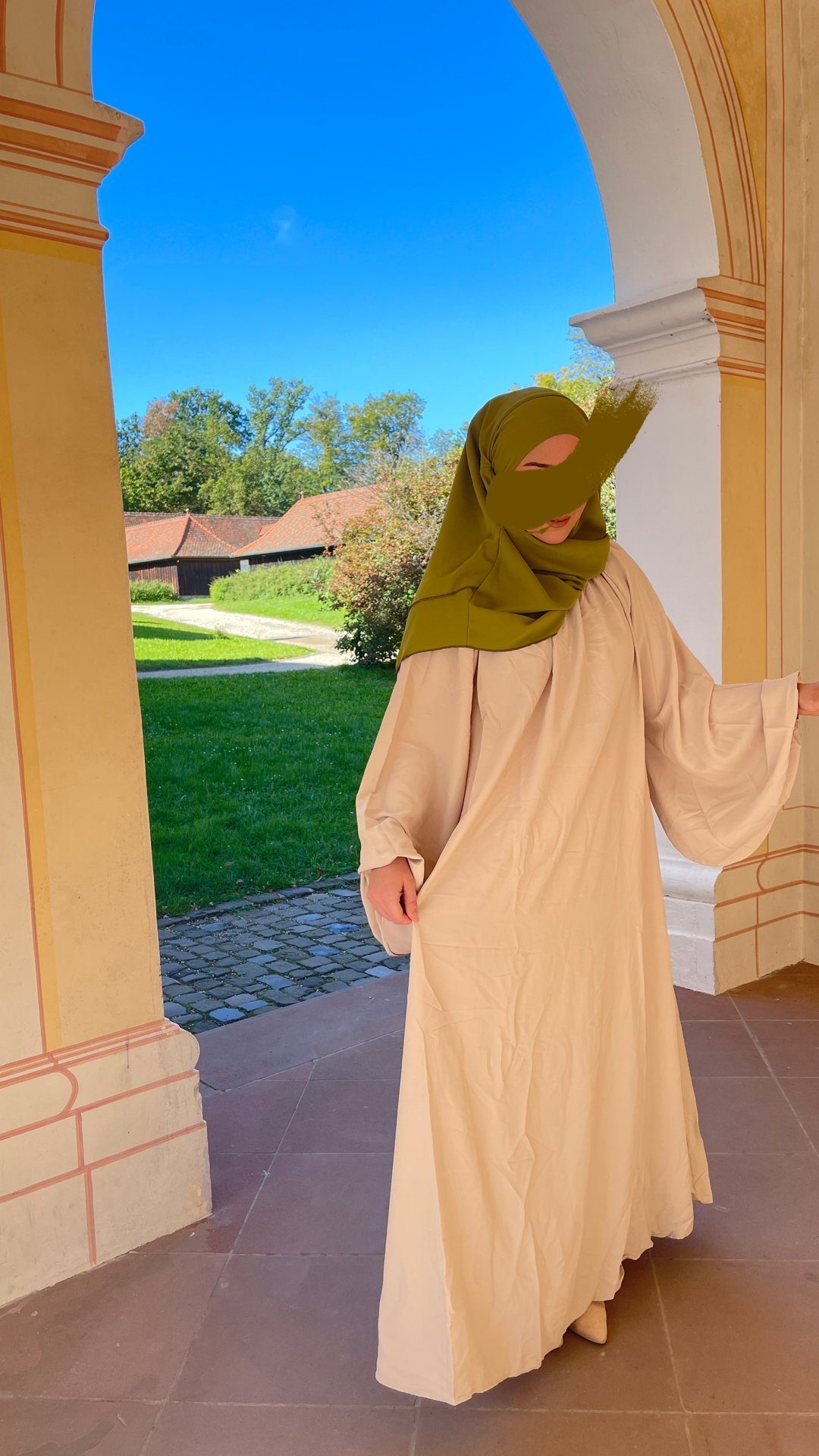 HIJABIFY Brautkleid Abaya NAIMA Medina Seide Kleid mit Ballonärmel Hell Beige | Sommerkleider