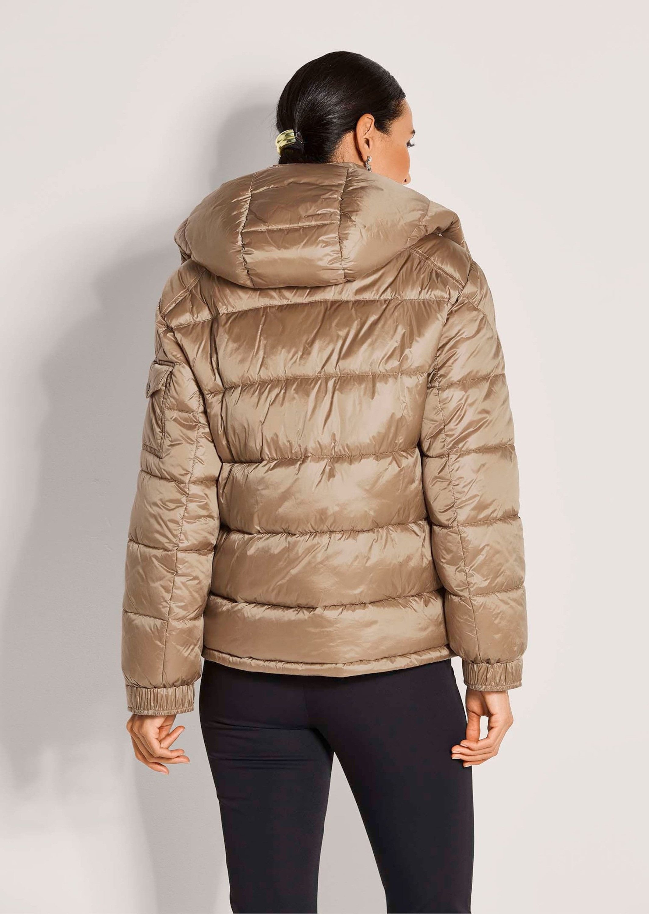 MADELEINE Outdoorjacke Elegante Steppjacke mit Glanzeffekt Stehkragen, abnehmbare Kapuze, Langarm – Bild 2 von 5