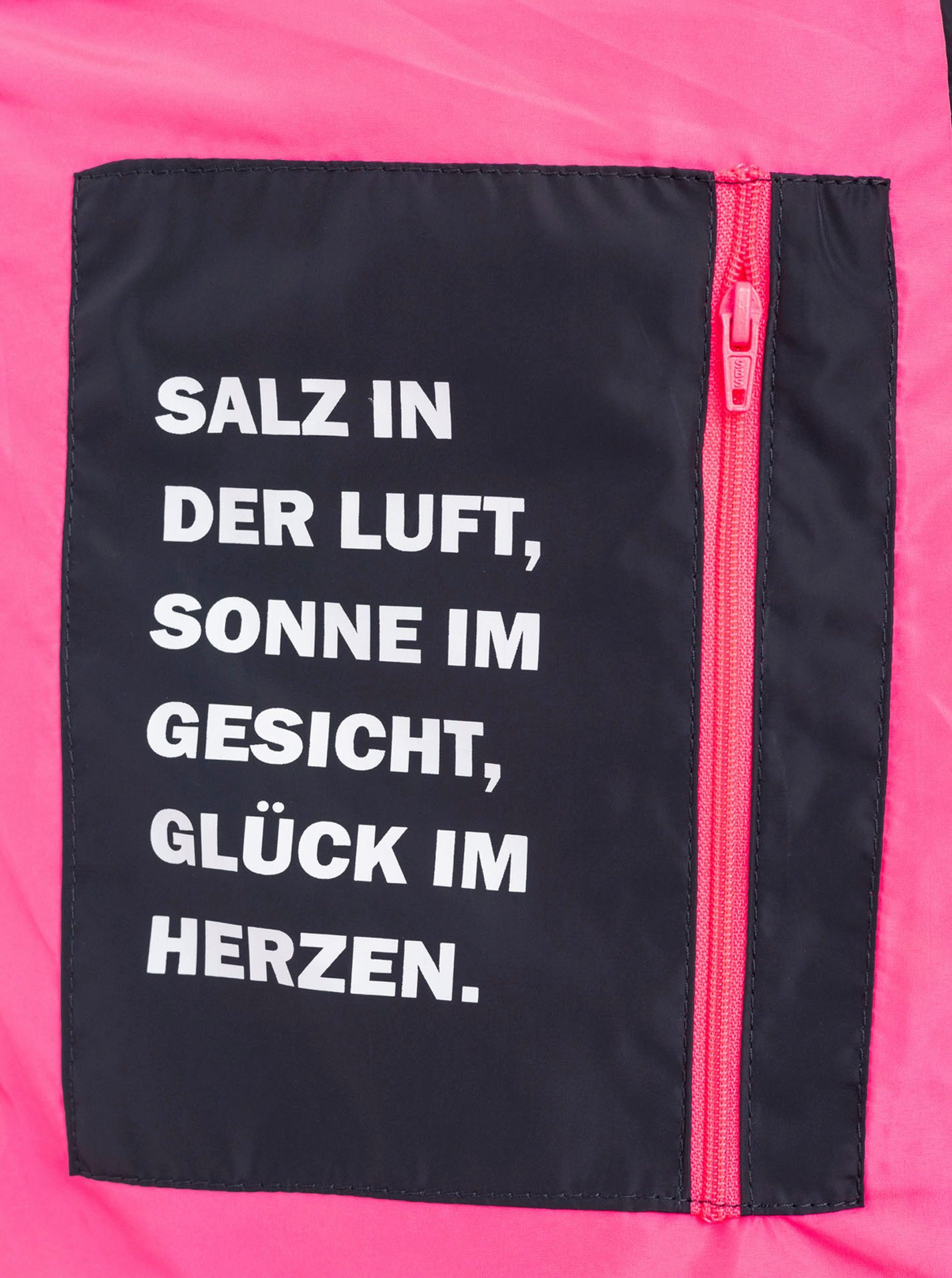 Zwillingsherz Steppweste "Heimatgefühl" Kapuze, Details, Zipper und Taschen – Bild 4 von 5