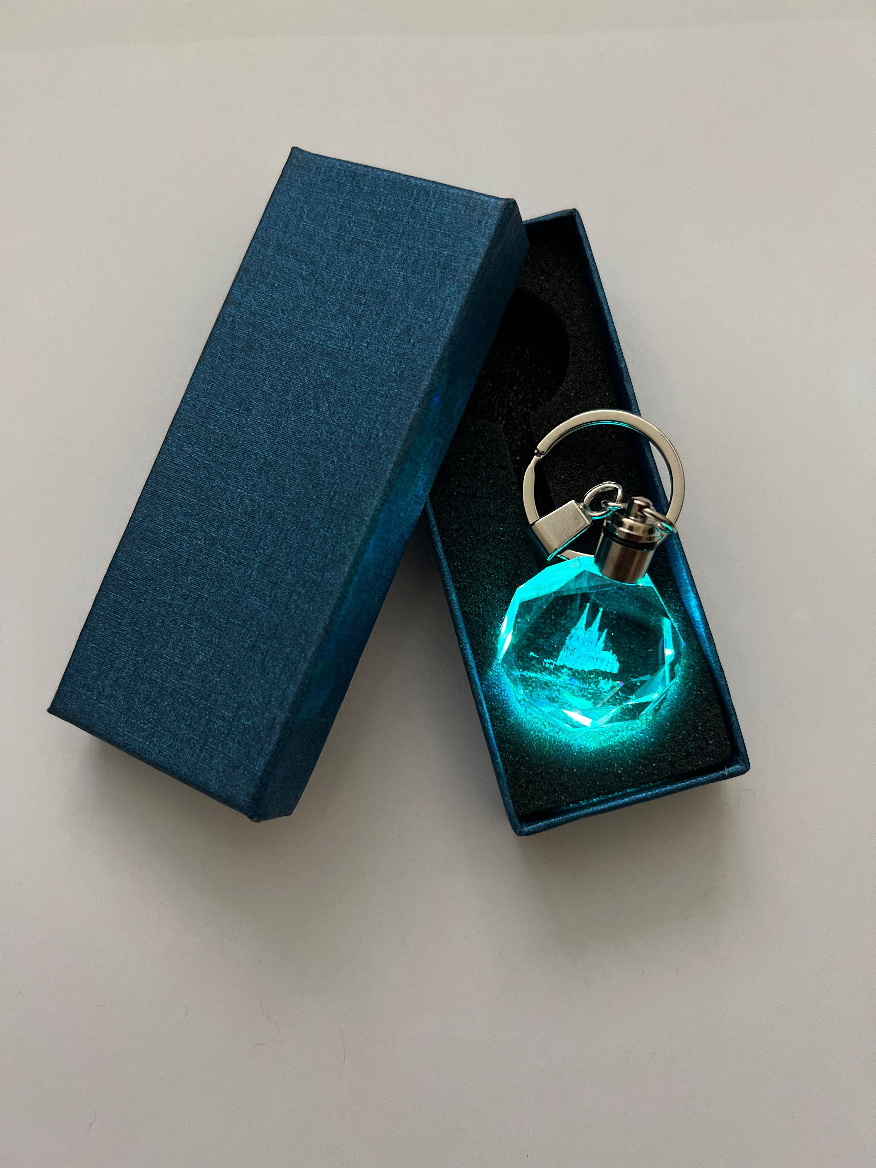 Stelby Schlüsselanhänger Kölner Dom Schlüsselanhänger LED Multicolor mit Geschenkbox (Robustes Glasmaterial, leuchtet in 5 Farben), Farbwechsel, langlebig, modernes Design