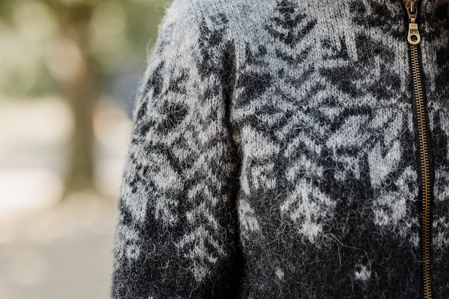 KIDKA Kapuzenstrickjacke - Wollstrickjacke für Damen / Herren - Farbe schwarz-grau - aus rauer isländischer Wolle