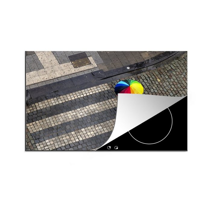 MuchoWow Herdblende-/Abdeckplatte Farbenprächtiger Regenschirm auf einer gepflasterten Straße Vinyl (1 tlg) Ceranfeldabdeckung für die küche Induktionsmatte
