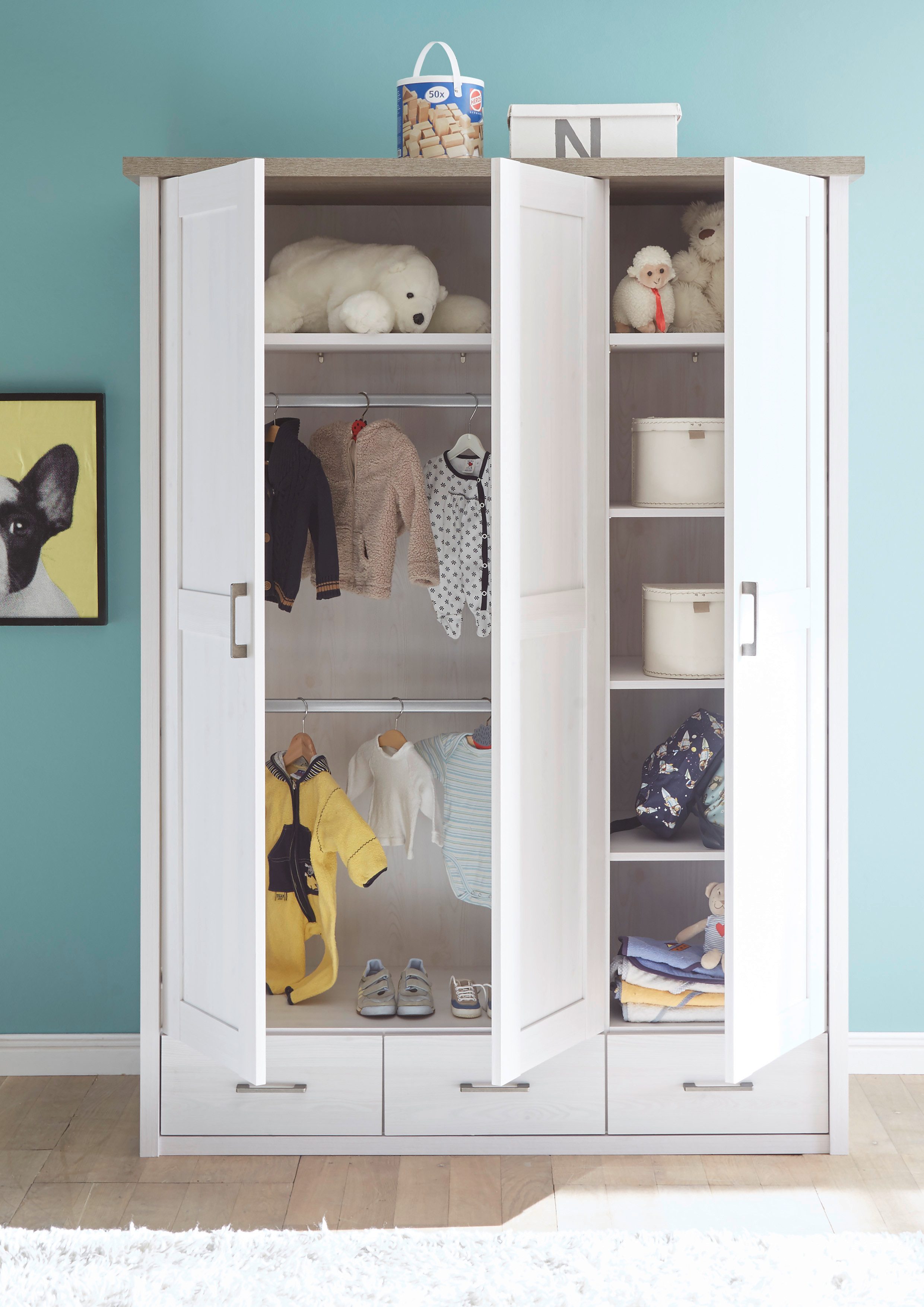 möbel-direkt.de Babyzimmer-Komplettset Lucain Pinie Weiß und Trüffel Landhaus, (Komplett Set, 3-tlg., Kleiderschrank, Babybett, Wickelkommode, Regale), höhenverstellbares Lattenrost, Schlupfsprossen
