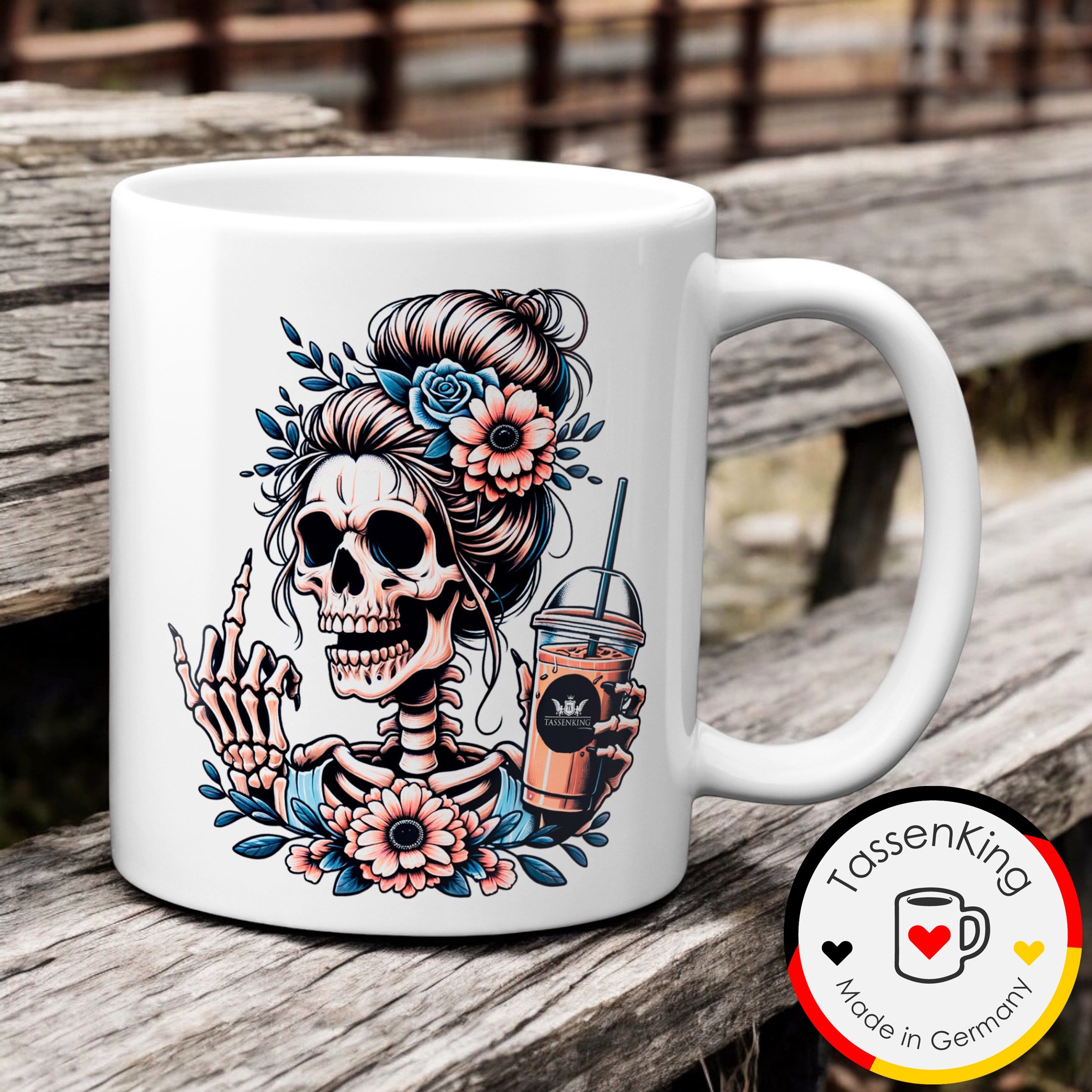 TASSENKING Tasse, Skull Frau mit Mittelfinger (FuckOff) und Kaffee / Weiß