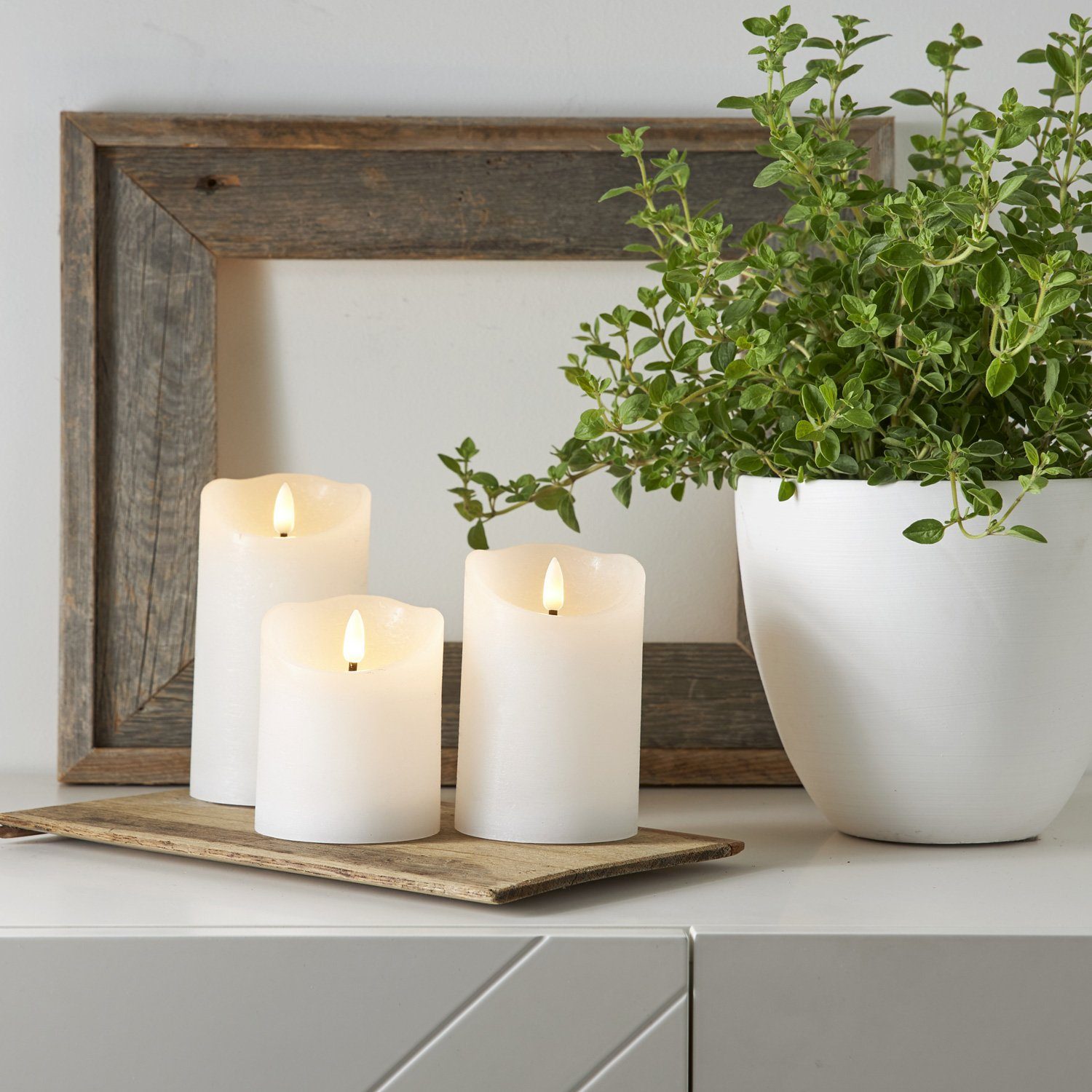 STAR TRADING LED-Kerze Rustik Optik Echtwachs flackernde Flamme H: 12,5cm Timer Batterie weiß, LED Classic, warmweiß (2100K bis 3000K)