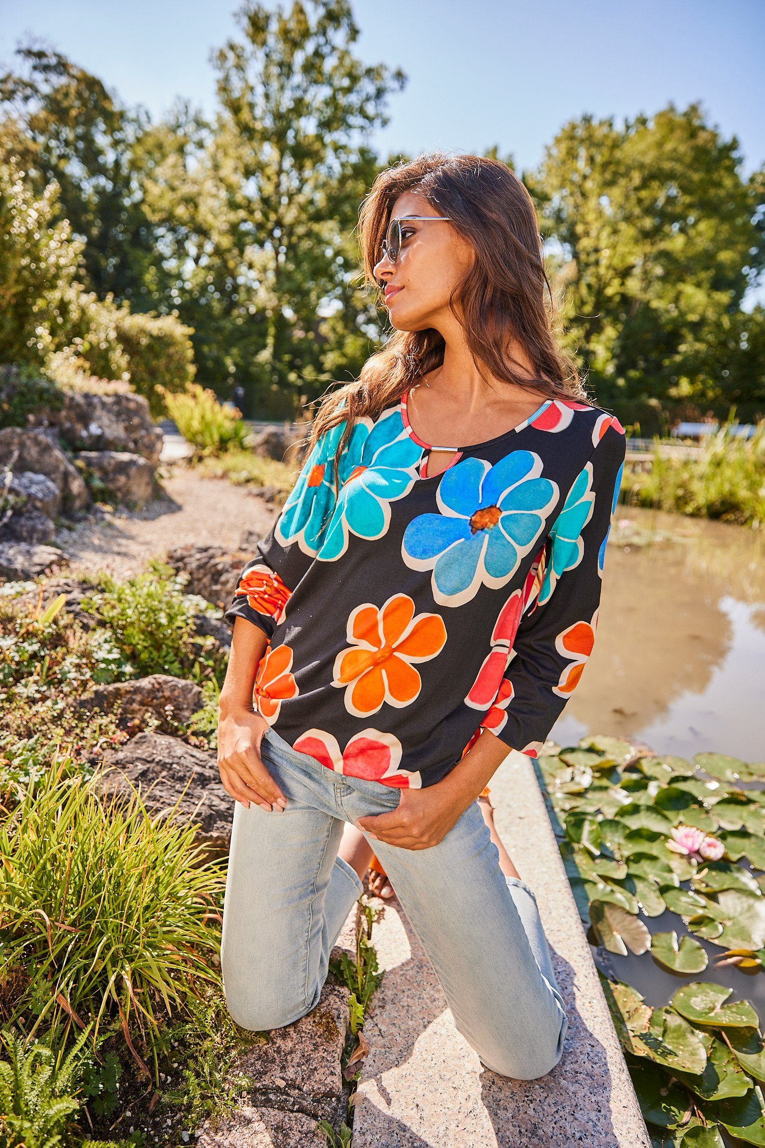 Aniston SELECTED Langarmshirt mit Cut-out und farbenfrohem Blütendruck