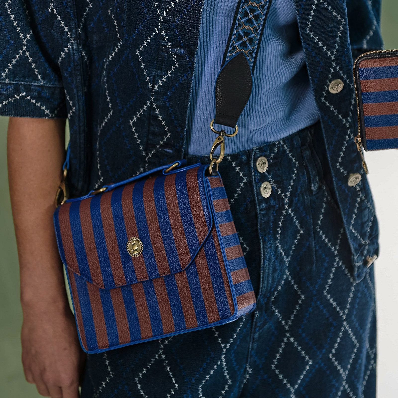 PiP Studio Schultertasche Frances Cross Body Bag Small, mit Metallpatch auf der Vorderseite