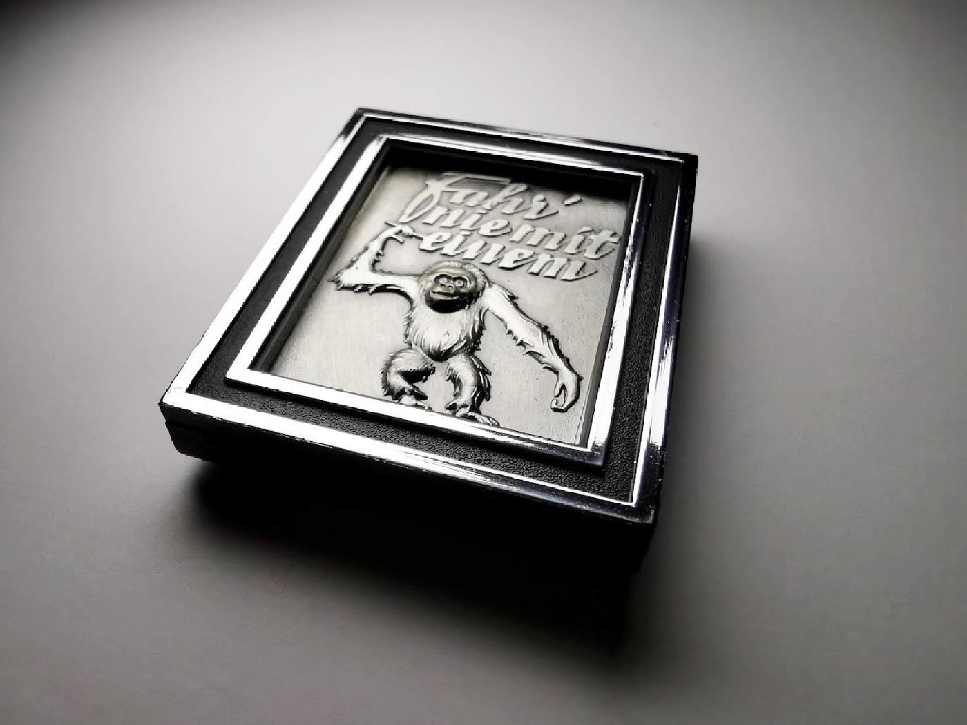 Thumbnail - HR Autocomfort Typenschild FAHR NIE MIT EINEM AFFEN Metall Relief Plakette